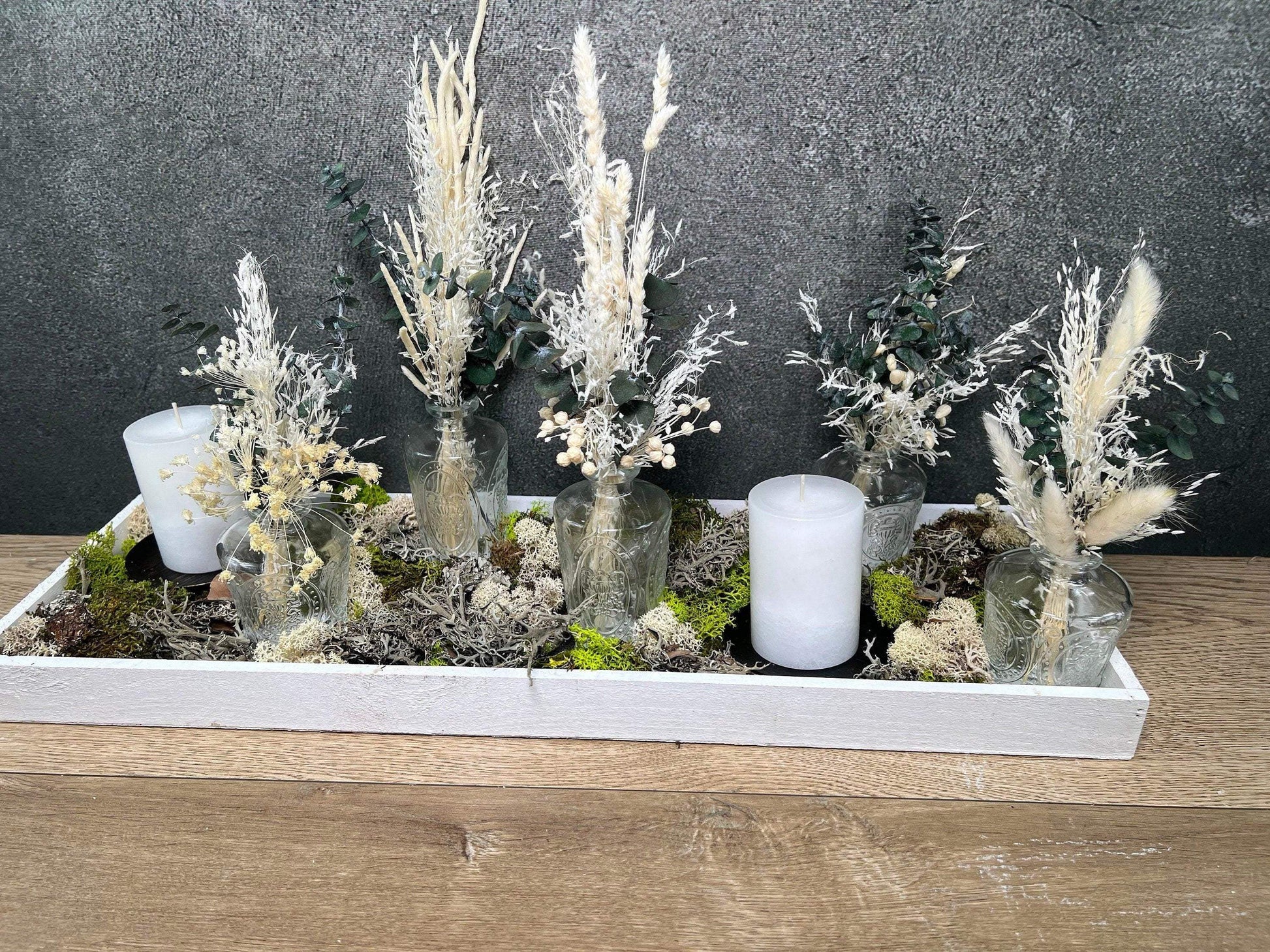 Tischdeko Blumen Tischgesteck Trockenblumen Eukalyptus Gläser Flasche Gräser Modern Ganzjährig Tablett – handgemacht aus Seiden- und Kunstblumen, langlebig & pflegeleicht von SarahsFlowerStudio
