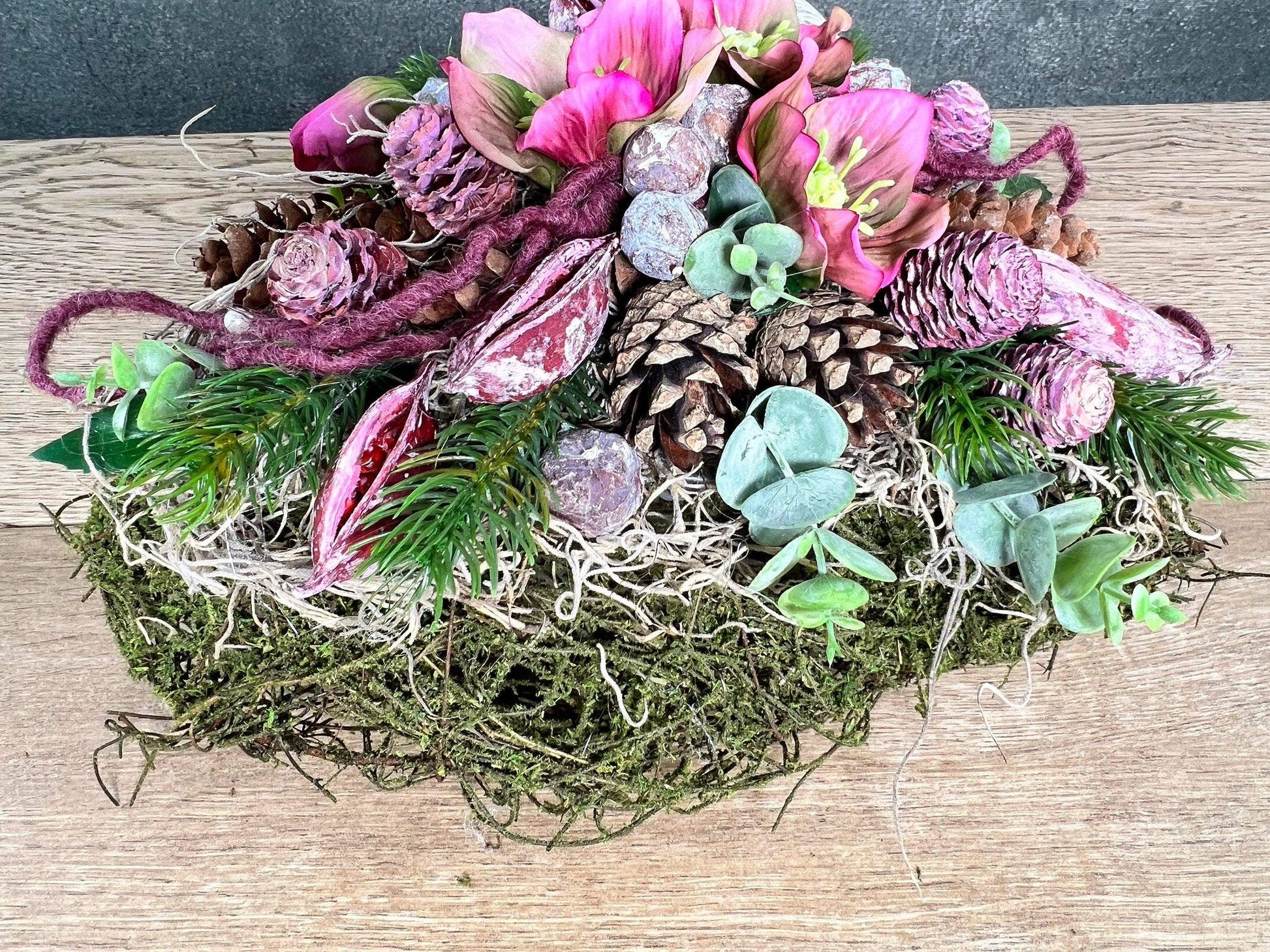 Grabgesteck Grabschmuck Herz Christrose Exoten Tanne Zapfen Hutzeln Allerheiligen Filzschnur Christrosen Grabdeko Grabdekoration – handgemacht aus Seiden- und Kunstblumen, langlebig & pflegeleicht von SarahsFlowerStudio