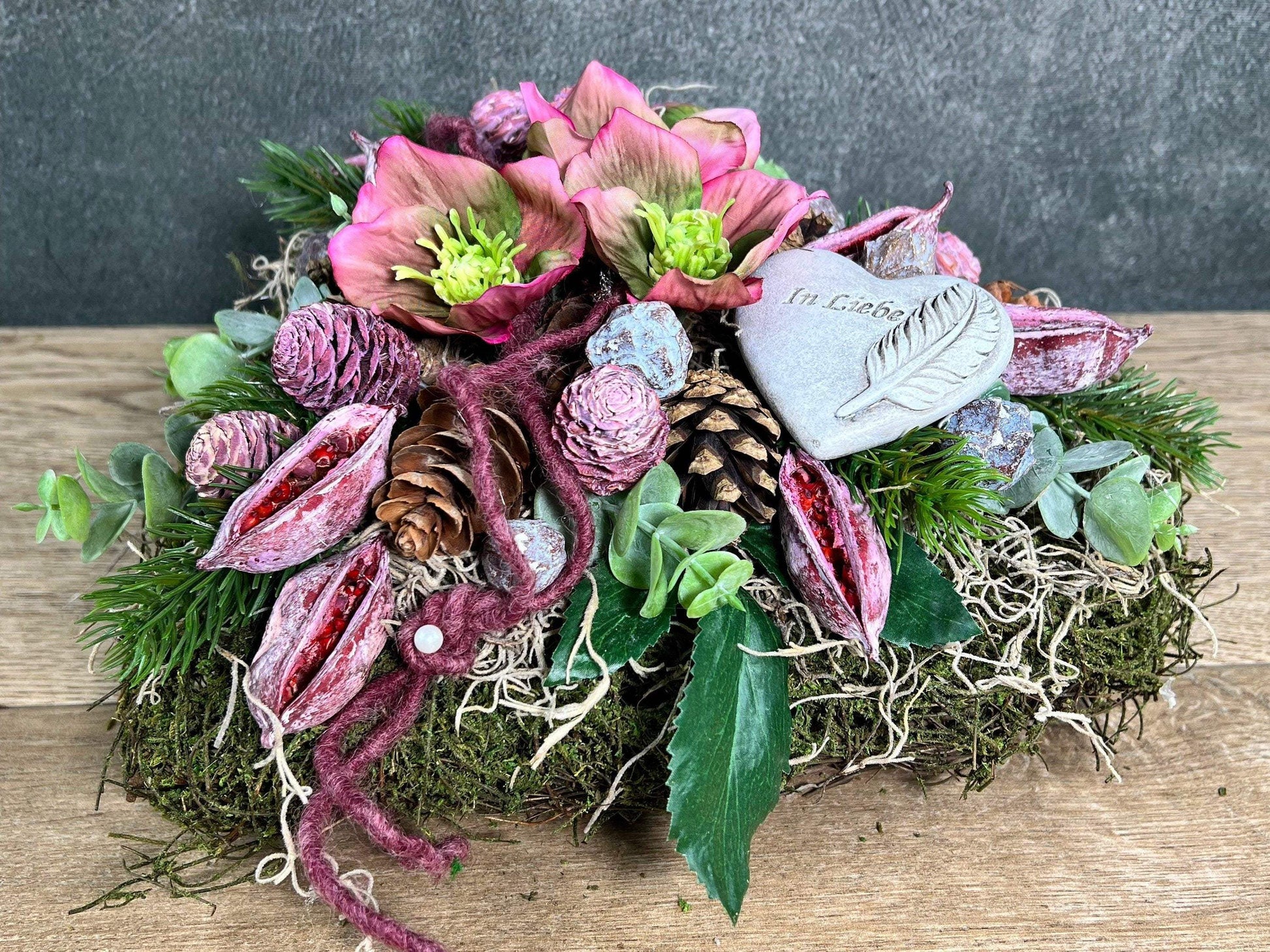 Grabgesteck Grabschmuck Herz Christrose Exoten Tanne Zapfen Hutzeln Allerheiligen Filzschnur Christrosen Grabdeko Grabdekoration – handgemacht aus Seiden- und Kunstblumen, langlebig & pflegeleicht von SarahsFlowerStudio