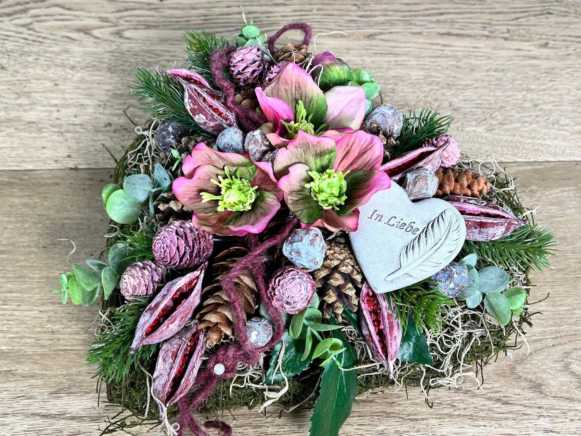 Grabgesteck Grabschmuck Herz Christrose Exoten Tanne Zapfen Hutzeln Allerheiligen Filzschnur Christrosen Grabdeko Grabdekoration – handgemacht aus Seiden- und Kunstblumen, langlebig & pflegeleicht von SarahsFlowerStudio
