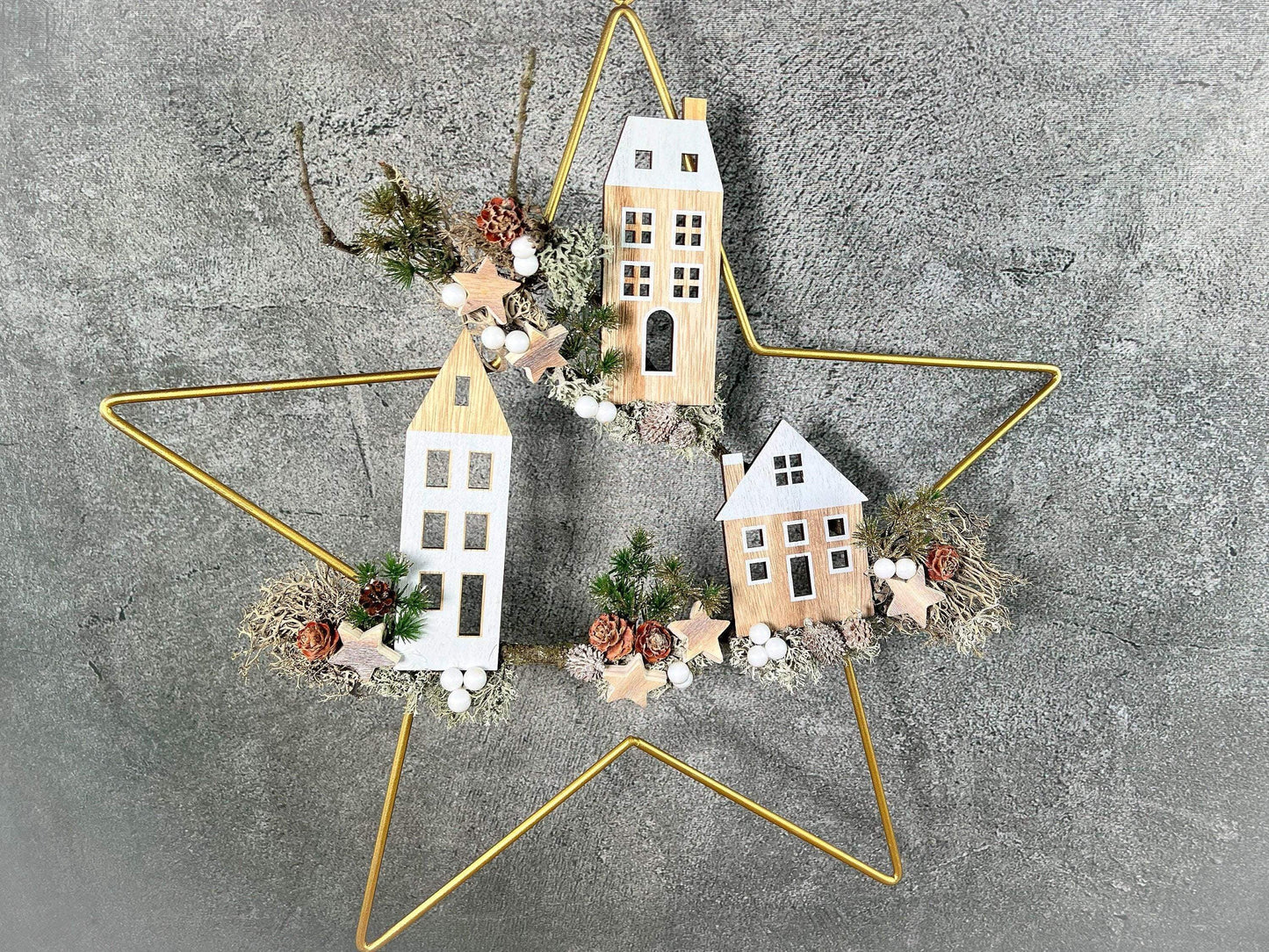 Stern 50cm mit Haus Häuser Fensterdeko Türkranz Advent Modern Fenster Fensterschmuck Deko Weihnachten Wandschmuck Metallstern Winter – handgemacht aus Seiden- und Kunstblumen, langlebig & pflegeleicht von SarahsFlowerStudio