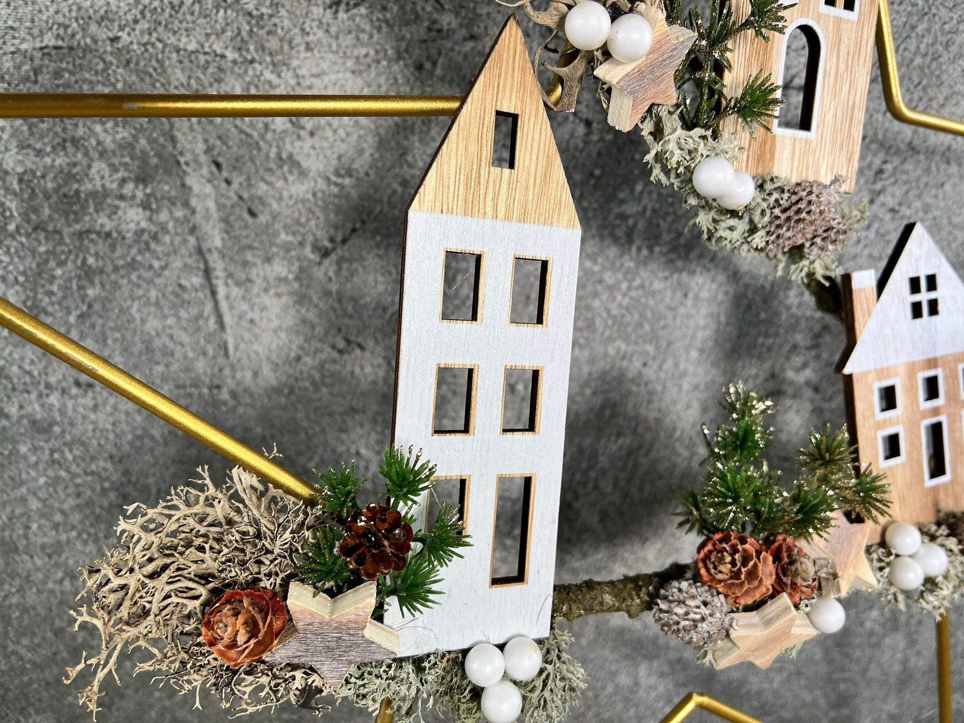 Stern 50cm mit Haus Häuser Fensterdeko Türkranz Advent Modern Fenster Fensterschmuck Deko Weihnachten Wandschmuck Metallstern Winter – handgemacht aus Seiden- und Kunstblumen, langlebig & pflegeleicht von SarahsFlowerStudio