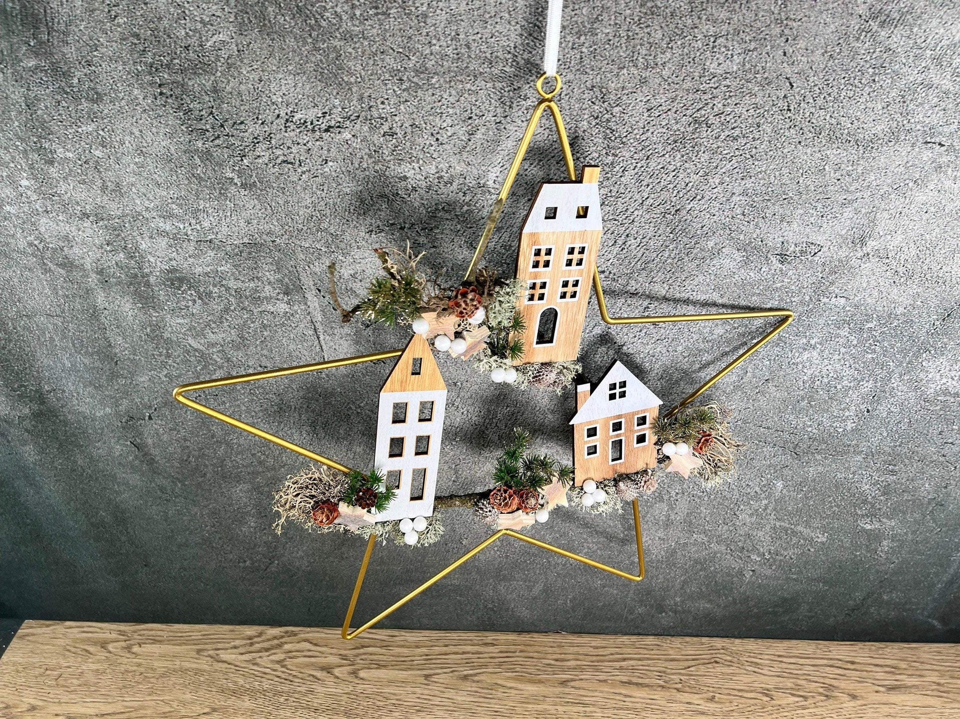Stern 50cm mit Haus Häuser Fensterdeko Türkranz Advent Modern Fenster Fensterschmuck Deko Weihnachten Wandschmuck Metallstern Winter – handgemacht aus Seiden- und Kunstblumen, langlebig & pflegeleicht von SarahsFlowerStudio