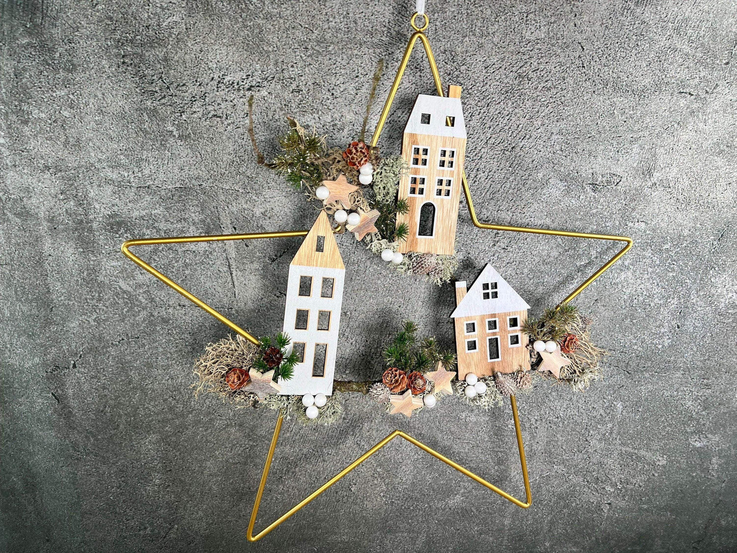 Stern 50cm mit Haus Häuser Fensterdeko Türkranz Advent Modern Fenster Fensterschmuck Deko Weihnachten Wandschmuck Metallstern Winter – handgemacht aus Seiden- und Kunstblumen, langlebig & pflegeleicht von SarahsFlowerStudio