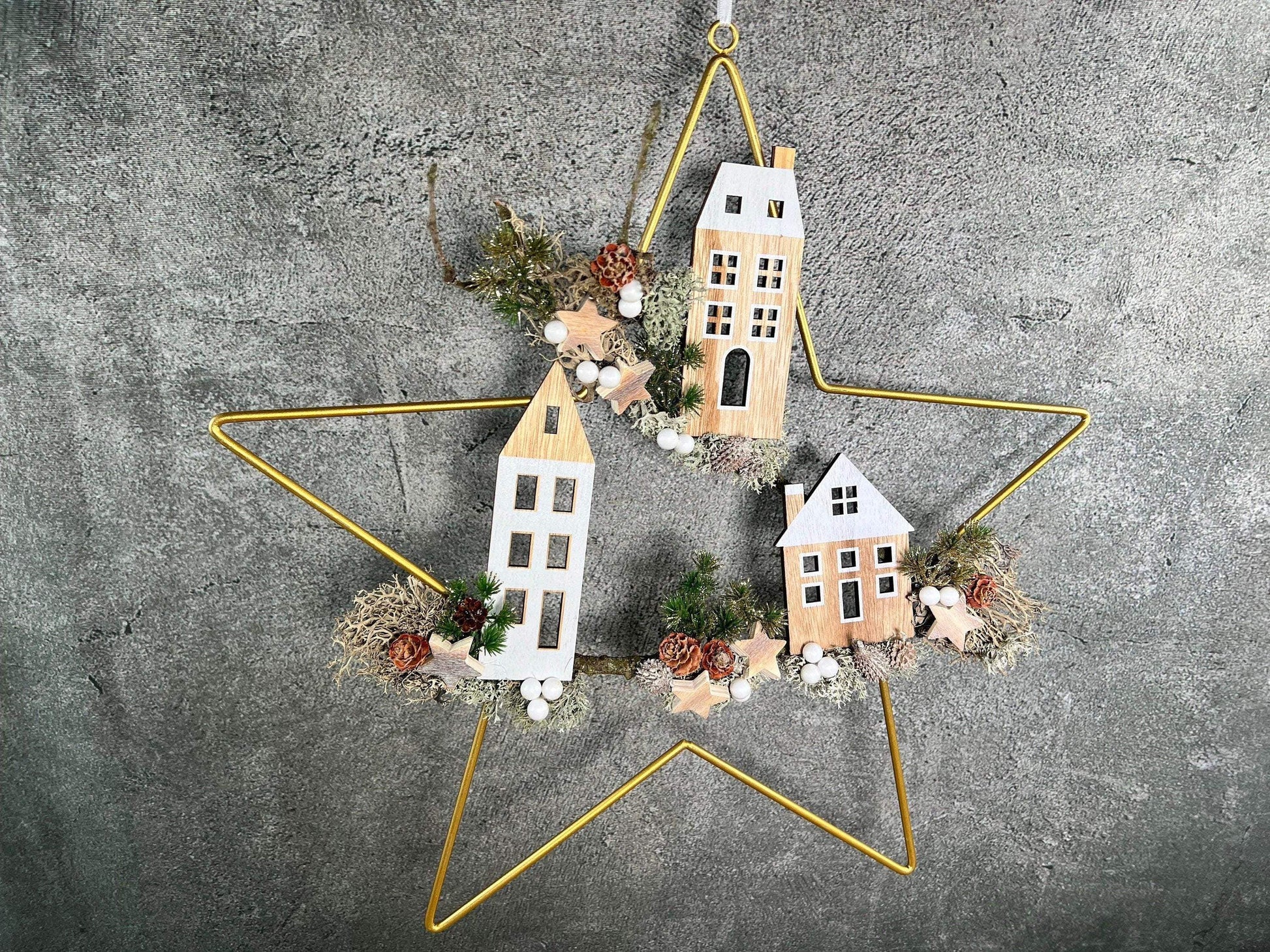 Stern 50cm mit Haus Häuser Fensterdeko Türkranz Advent Modern Fenster Fensterschmuck Deko Weihnachten Wandschmuck Metallstern Winter – handgemacht aus Seiden- und Kunstblumen, langlebig & pflegeleicht von SarahsFlowerStudio
