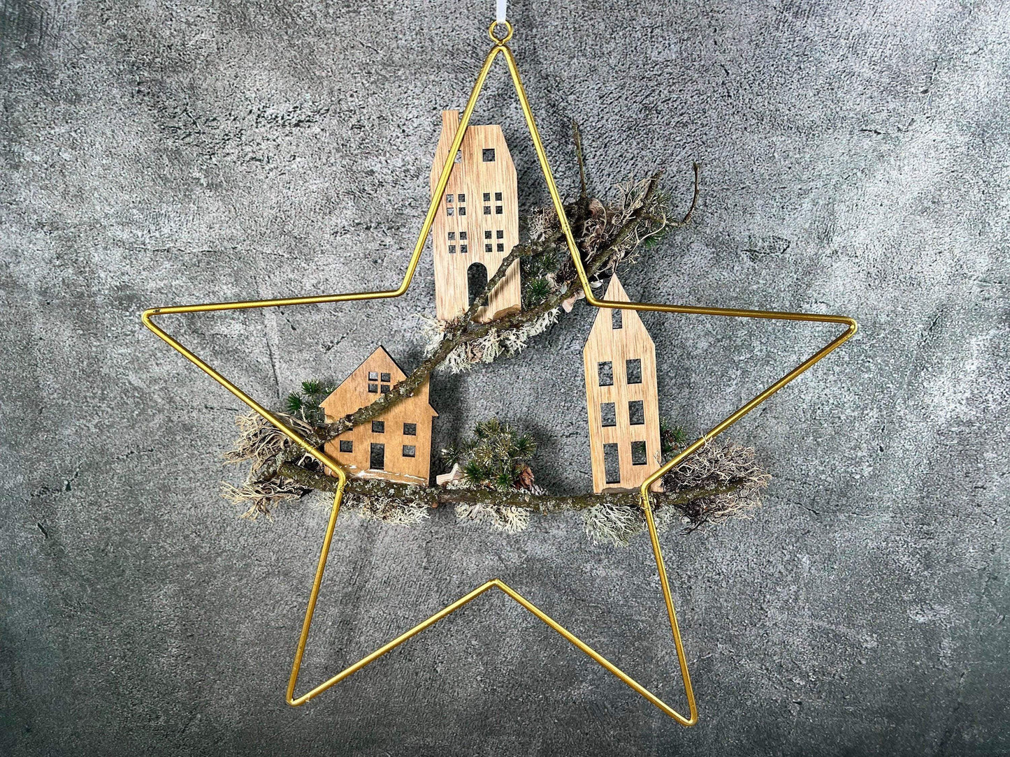 Stern 50cm mit Haus Häuser Fensterdeko Türkranz Advent Modern Fenster Fensterschmuck Deko Weihnachten Wandschmuck Metallstern Winter – handgemacht aus Seiden- und Kunstblumen, langlebig & pflegeleicht von SarahsFlowerStudio