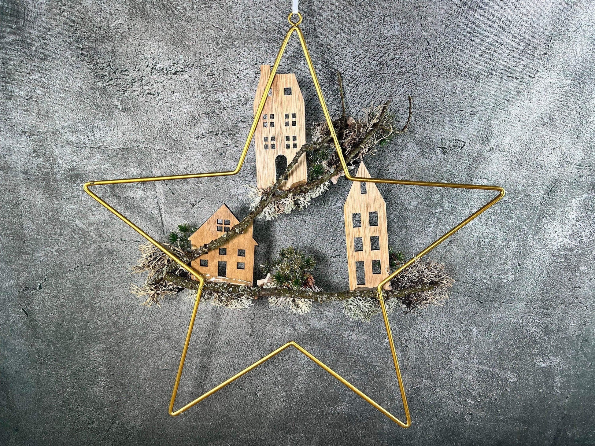 Stern 50cm mit Haus Häuser Fensterdeko Türkranz Advent Modern Fenster Fensterschmuck Deko Weihnachten Wandschmuck Metallstern Winter – handgemacht aus Seiden- und Kunstblumen, langlebig & pflegeleicht von SarahsFlowerStudio