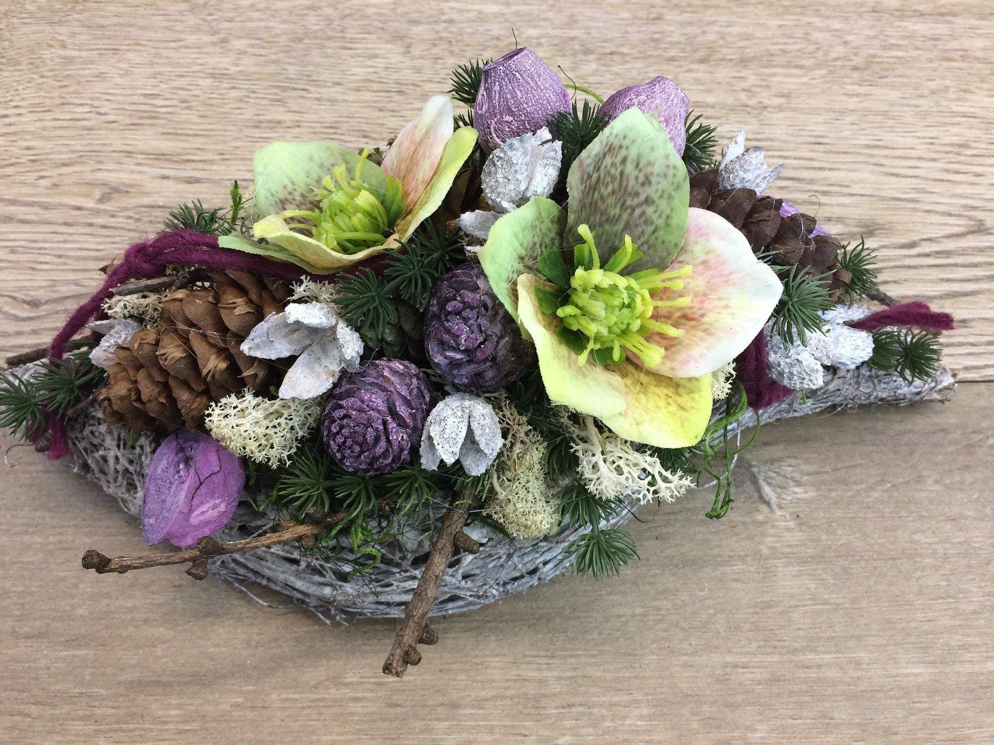 Grabgesteck Grabschmuck Gesteck Allerheiligen Christrose Christrosen Tanne Zapfen Exoten Moos Raute Filzschnur Hutzeln Buchecker – handgemacht aus Seiden- und Kunstblumen, langlebig & pflegeleicht von SarahsFlowerStudio