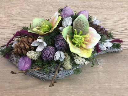 Grabgesteck Grabschmuck Gesteck Allerheiligen Christrose Christrosen Tanne Zapfen Exoten Moos Raute Filzschnur Hutzeln Buchecker – handgemacht aus Seiden- und Kunstblumen, langlebig & pflegeleicht von SarahsFlowerStudio