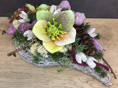 Grabgesteck Grabschmuck Gesteck Allerheiligen Christrose Christrosen Tanne Zapfen Exoten Moos Raute Filzschnur Hutzeln Buchecker – handgemacht aus Seiden- und Kunstblumen, langlebig & pflegeleicht von SarahsFlowerStudio