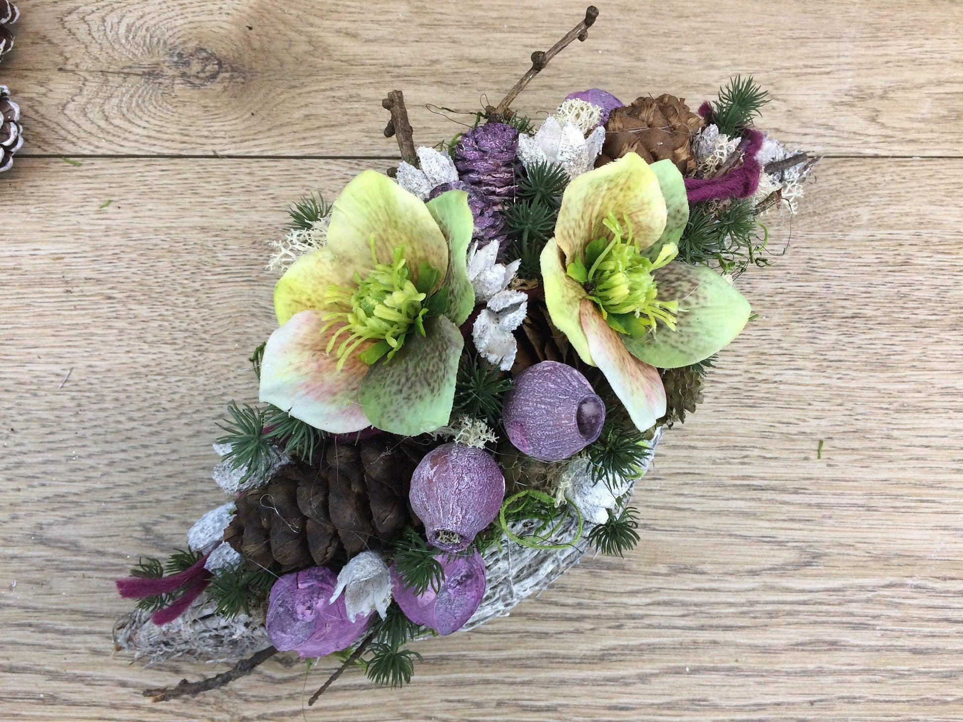 Grabgesteck Grabschmuck Gesteck Allerheiligen Christrose Christrosen Tanne Zapfen Exoten Moos Raute Filzschnur Hutzeln Buchecker – handgemacht aus Seiden- und Kunstblumen, langlebig & pflegeleicht von SarahsFlowerStudio
