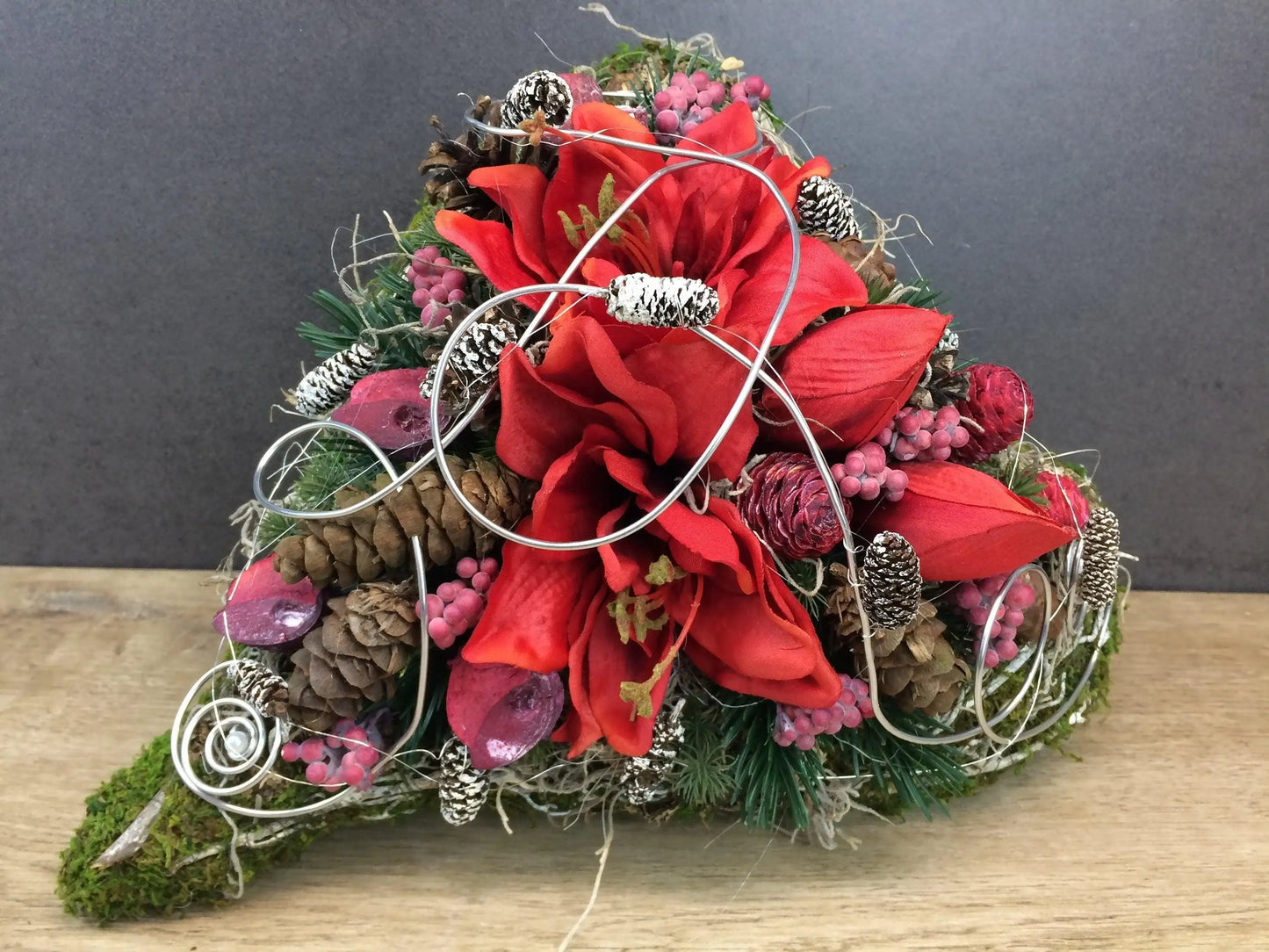 Grabgesteck Grabschmuck Amaryllis Herz Grabdekoration Grabschmuck Exoten Tannen Zapfen Amaryllis – handgemacht aus Seiden- und Kunstblumen, langlebig & pflegeleicht von SarahsFlowerStudio