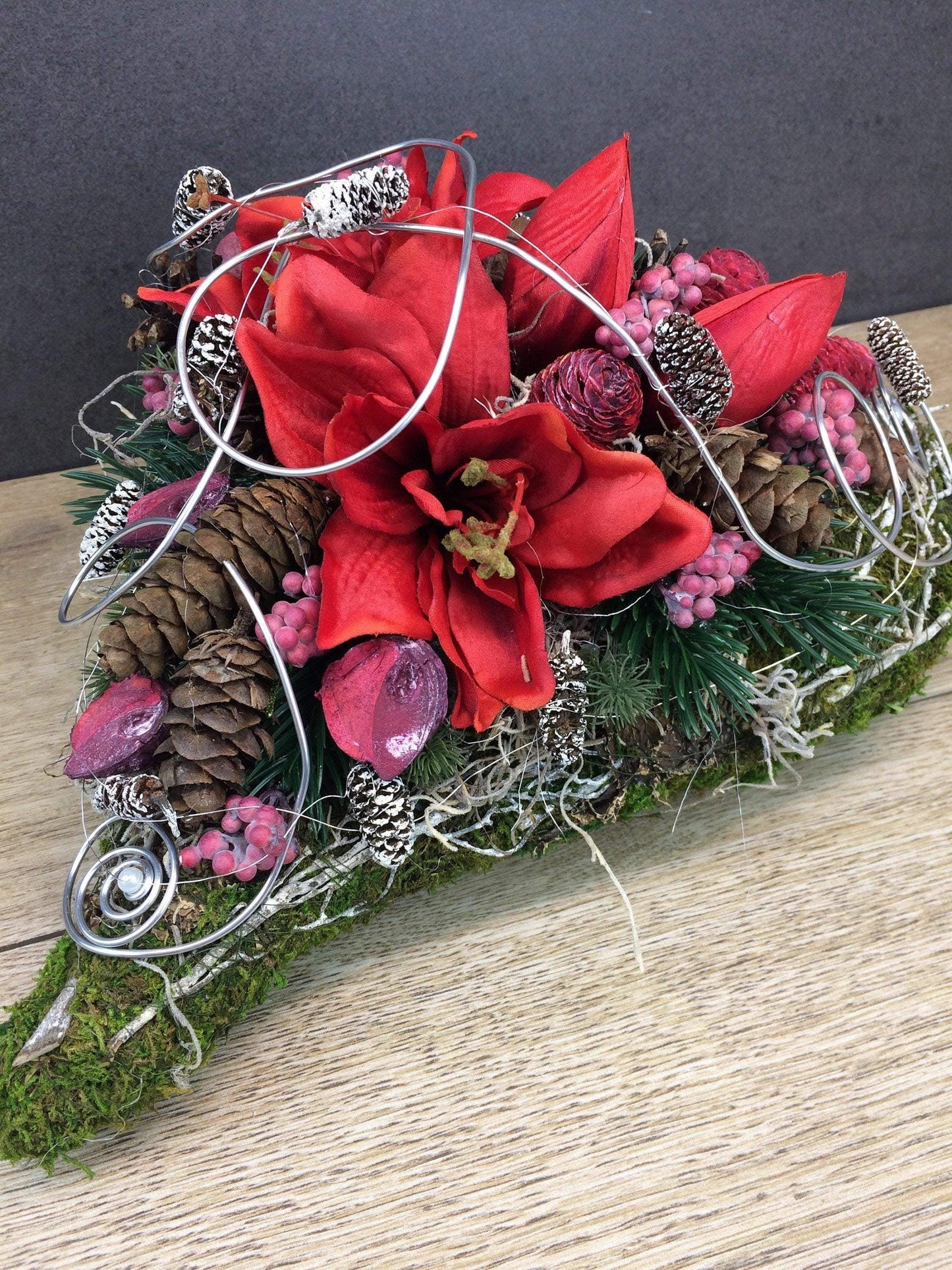 Grabgesteck Grabschmuck Amaryllis Herz Grabdekoration Grabschmuck Exoten Tannen Zapfen Amaryllis – handgemacht aus Seiden- und Kunstblumen, langlebig & pflegeleicht von SarahsFlowerStudio