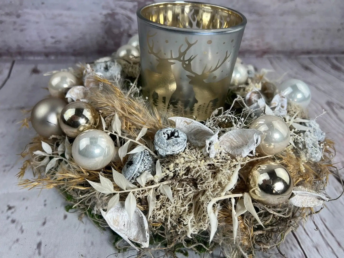 Adventsgesteck 23cm Windlicht Teelichthalter Teelichtglas Trockenblumen Gesteck Hirsch Modern Moos Thuja Zapfen Eicheln Gold Weiß – handgemacht aus Seiden- und Kunstblumen, langlebig & pflegeleicht von SarahsFlowerStudio