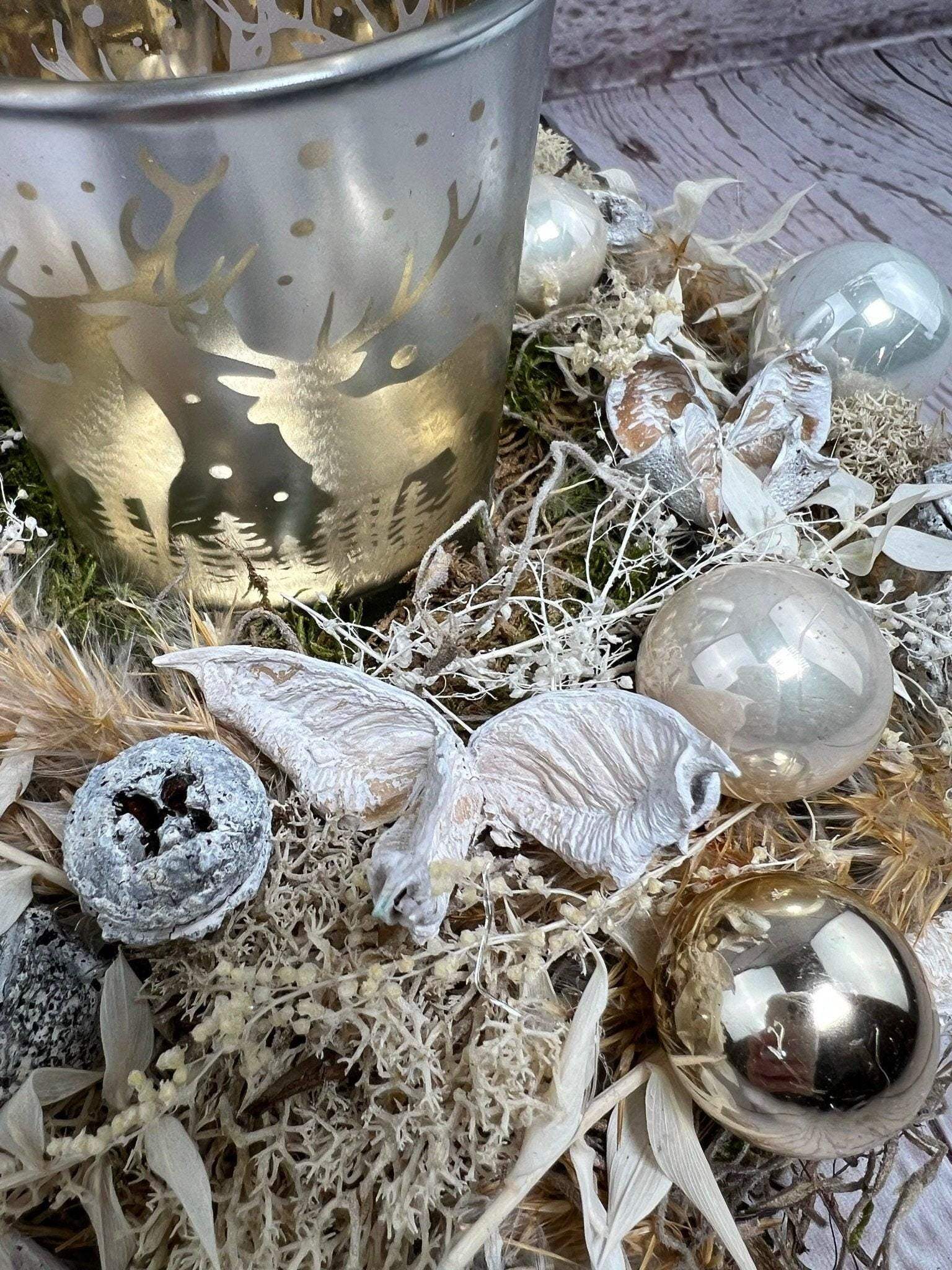 Adventsgesteck 23cm Windlicht Teelichthalter Teelichtglas Trockenblumen Gesteck Hirsch Modern Moos Thuja Zapfen Eicheln Gold Weiß – handgemacht aus Seiden- und Kunstblumen, langlebig & pflegeleicht von SarahsFlowerStudio