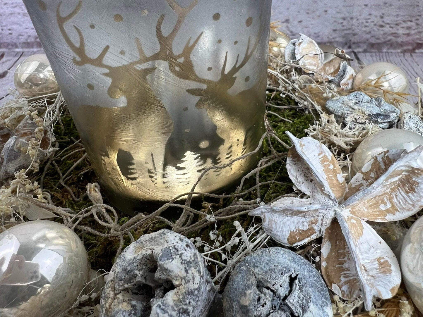 Adventsgesteck 23cm Windlicht Teelichthalter Teelichtglas Trockenblumen Gesteck Hirsch Modern Moos Thuja Zapfen Eicheln Gold Weiß – handgemacht aus Seiden- und Kunstblumen, langlebig & pflegeleicht von SarahsFlowerStudio