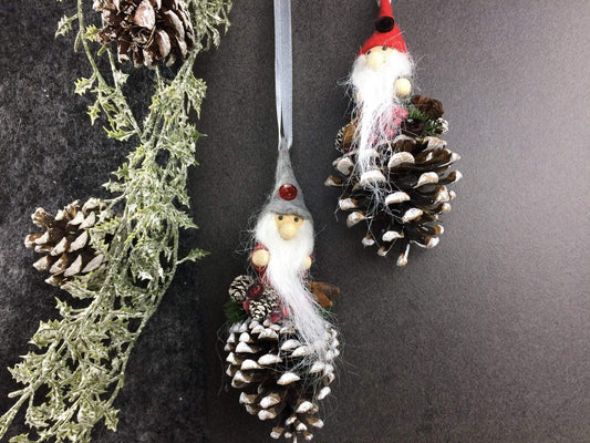 Wichtel 2er Set! Advent Fenster Fensterschmuck Fensterdeko Deko Weihnachten Wichtel Zapfen Wachszapfen – handgemacht aus Seiden- und Kunstblumen, langlebig & pflegeleicht von SarahsFlowerStudio