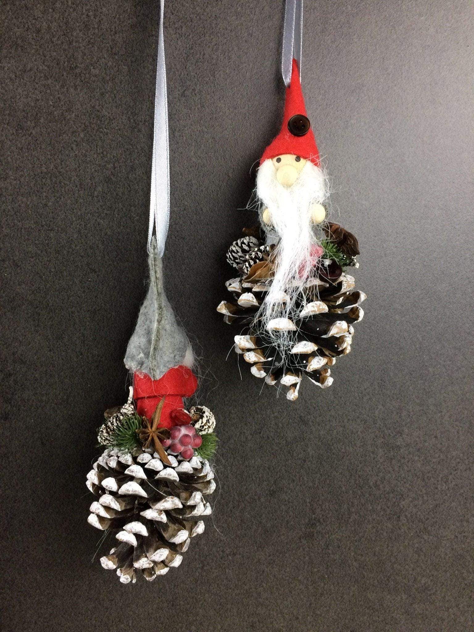 Wichtel 2er Set! Advent Fenster Fensterschmuck Fensterdeko Deko Weihnachten Wichtel Zapfen Wachszapfen – handgemacht aus Seiden- und Kunstblumen, langlebig & pflegeleicht von SarahsFlowerStudio