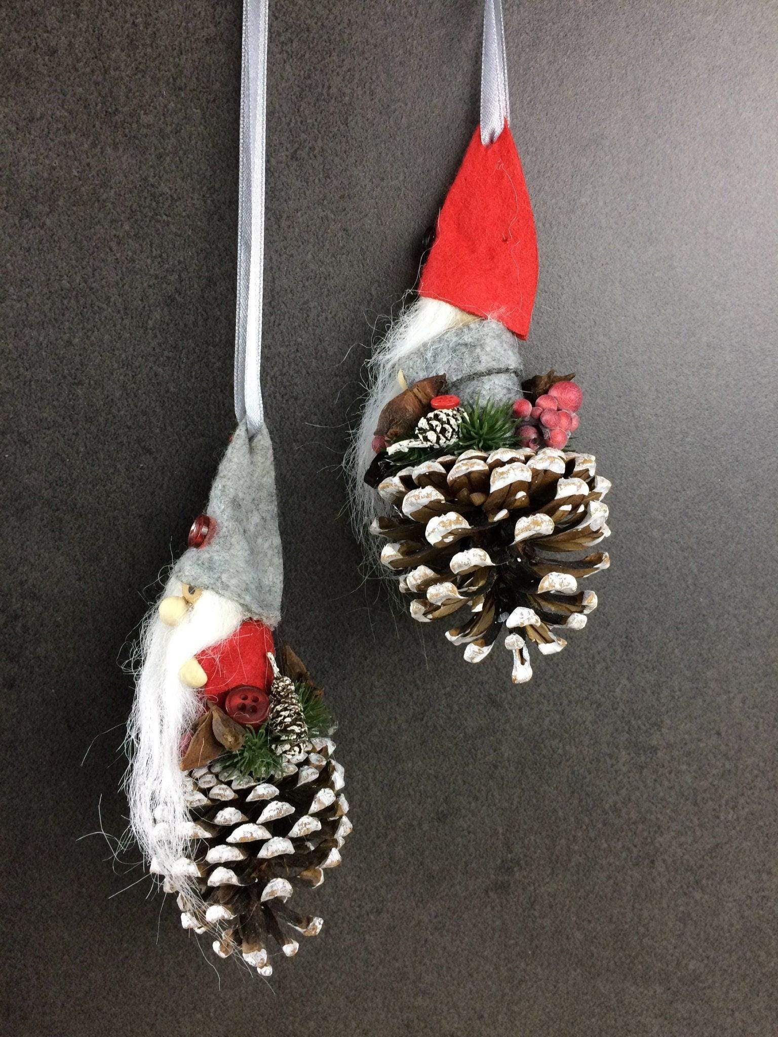 Wichtel 2er Set! Advent Fenster Fensterschmuck Fensterdeko Deko Weihnachten Wichtel Zapfen Wachszapfen – handgemacht aus Seiden- und Kunstblumen, langlebig & pflegeleicht von SarahsFlowerStudio
