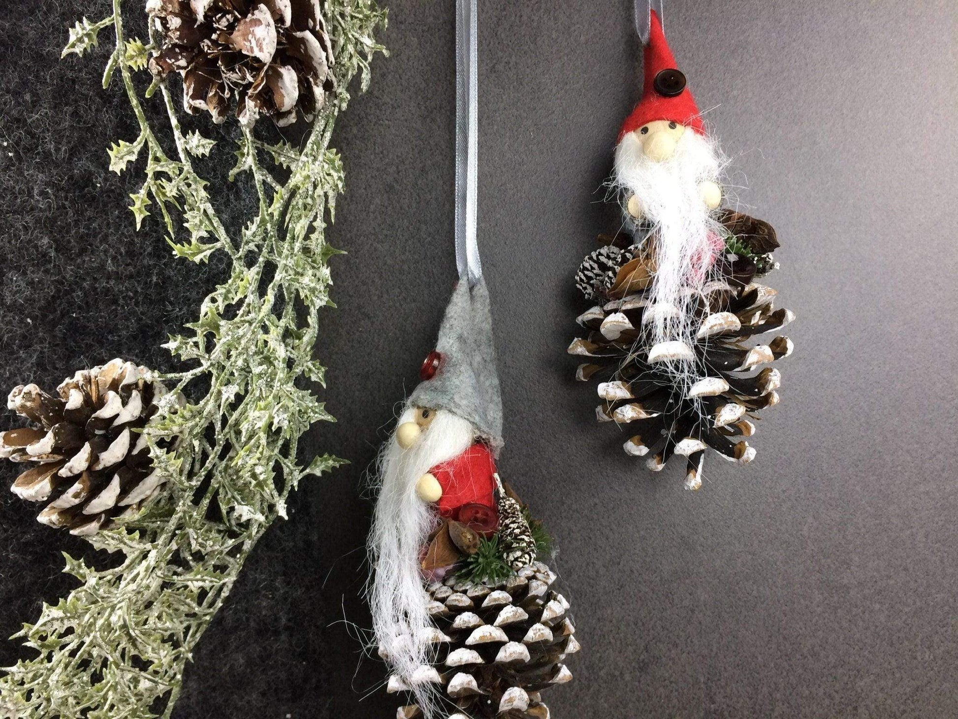 Wichtel 2er Set! Advent Fenster Fensterschmuck Fensterdeko Deko Weihnachten Wichtel Zapfen Wachszapfen – handgemacht aus Seiden- und Kunstblumen, langlebig & pflegeleicht von SarahsFlowerStudio