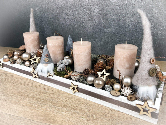 Adventskranz Adventskalender Wichtel Modern länglich Tablett in zwei verschiedenen Größen L und XL – handgemacht aus Seiden- und Kunstblumen, langlebig & pflegeleicht von SarahsFlowerStudio
