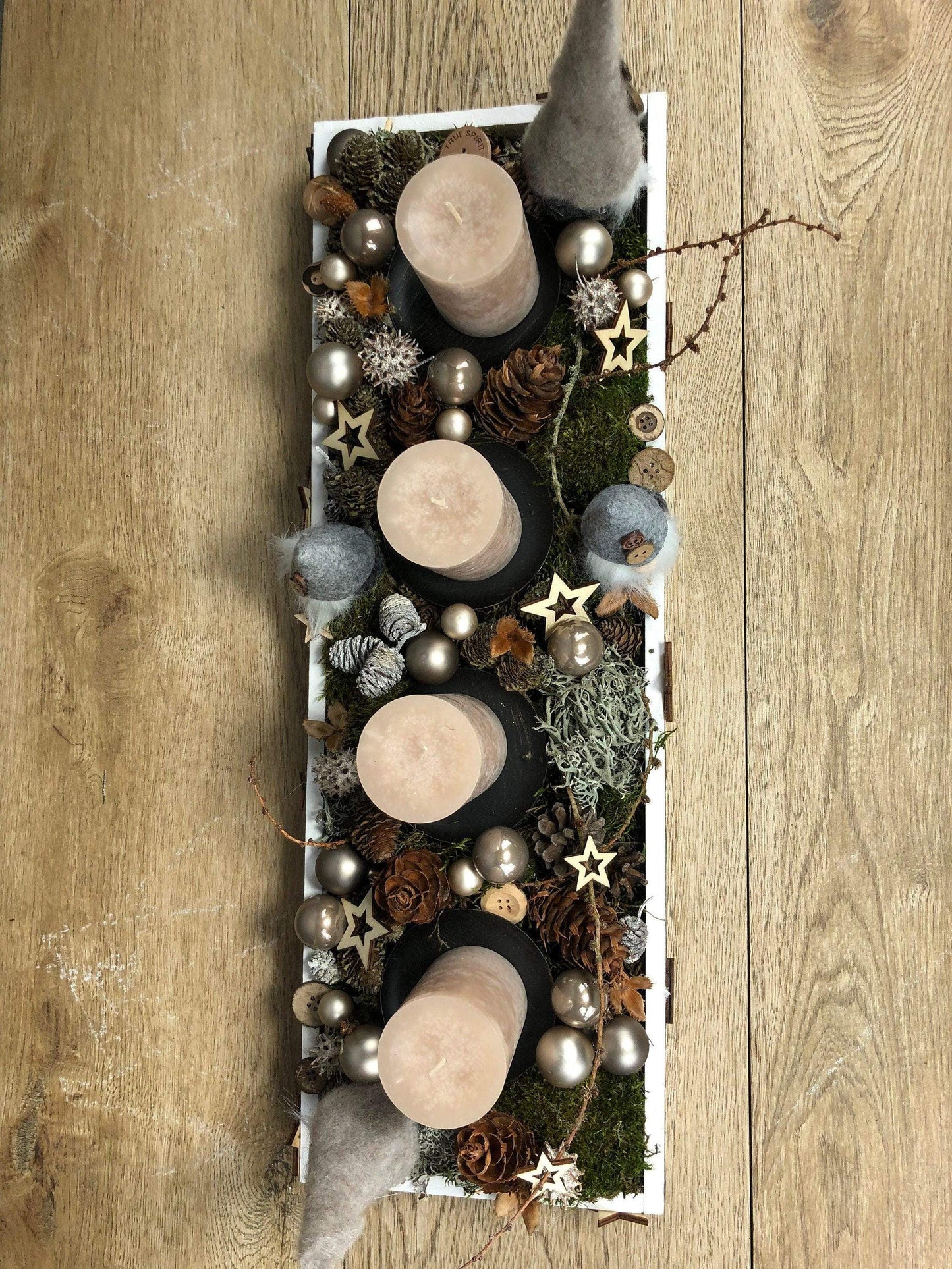 Adventskranz Adventskalender Wichtel Modern länglich Tablett in zwei verschiedenen Größen L und XL – handgemacht aus Seiden- und Kunstblumen, langlebig & pflegeleicht von SarahsFlowerStudio