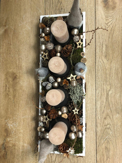 Adventskranz Adventskalender Wichtel Modern länglich Tablett in zwei verschiedenen Größen L und XL – handgemacht aus Seiden- und Kunstblumen, langlebig & pflegeleicht von SarahsFlowerStudio