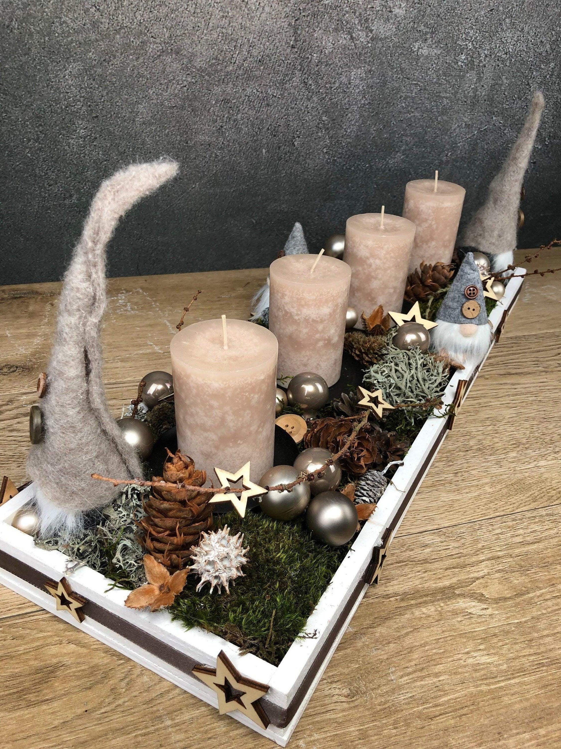 Adventskranz Adventskalender Wichtel Modern länglich Tablett in zwei verschiedenen Größen L und XL – handgemacht aus Seiden- und Kunstblumen, langlebig & pflegeleicht von SarahsFlowerStudio