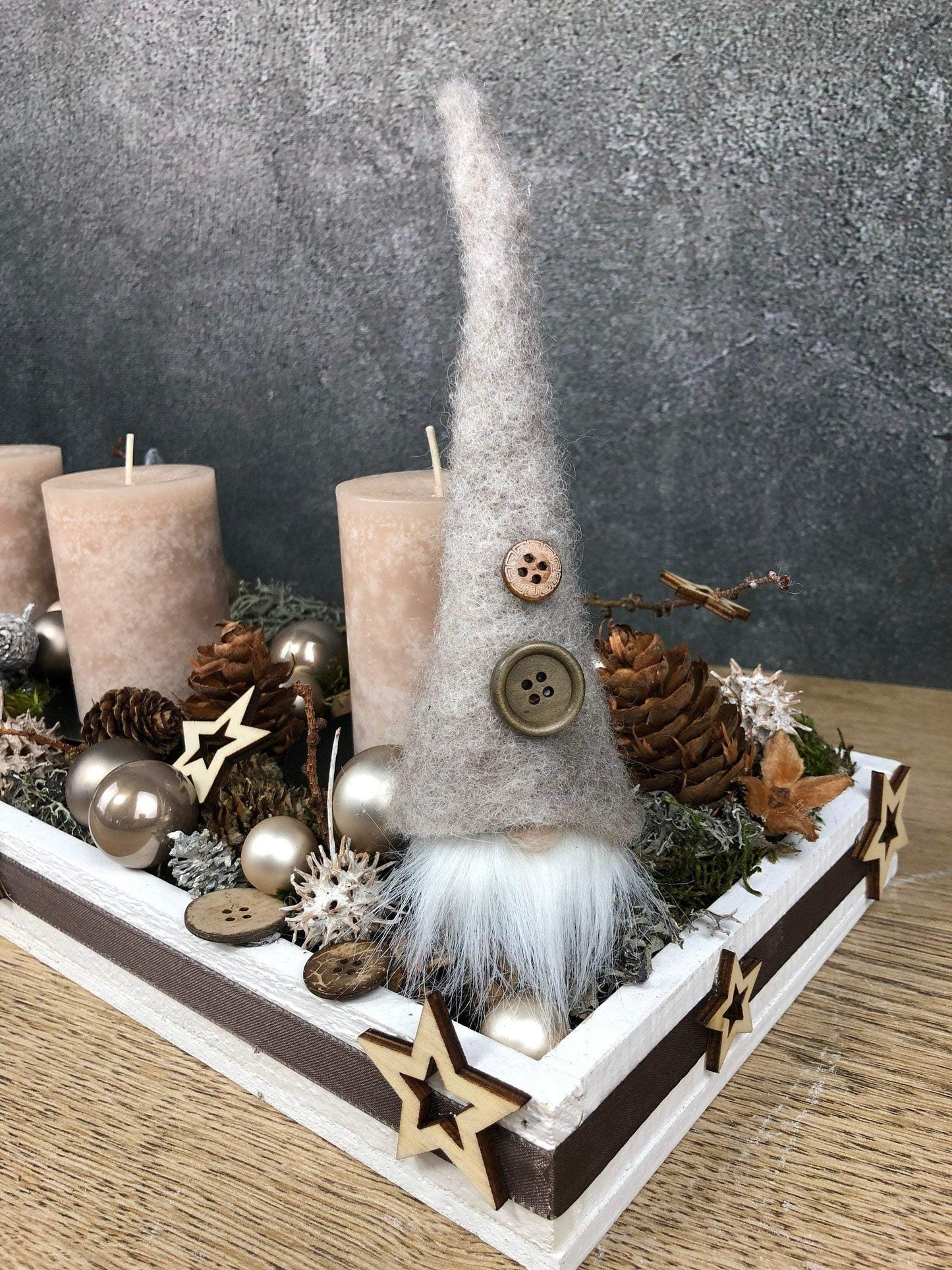 Adventskranz Adventskalender Wichtel Modern länglich Tablett in zwei verschiedenen Größen L und XL – handgemacht aus Seiden- und Kunstblumen, langlebig & pflegeleicht von SarahsFlowerStudio