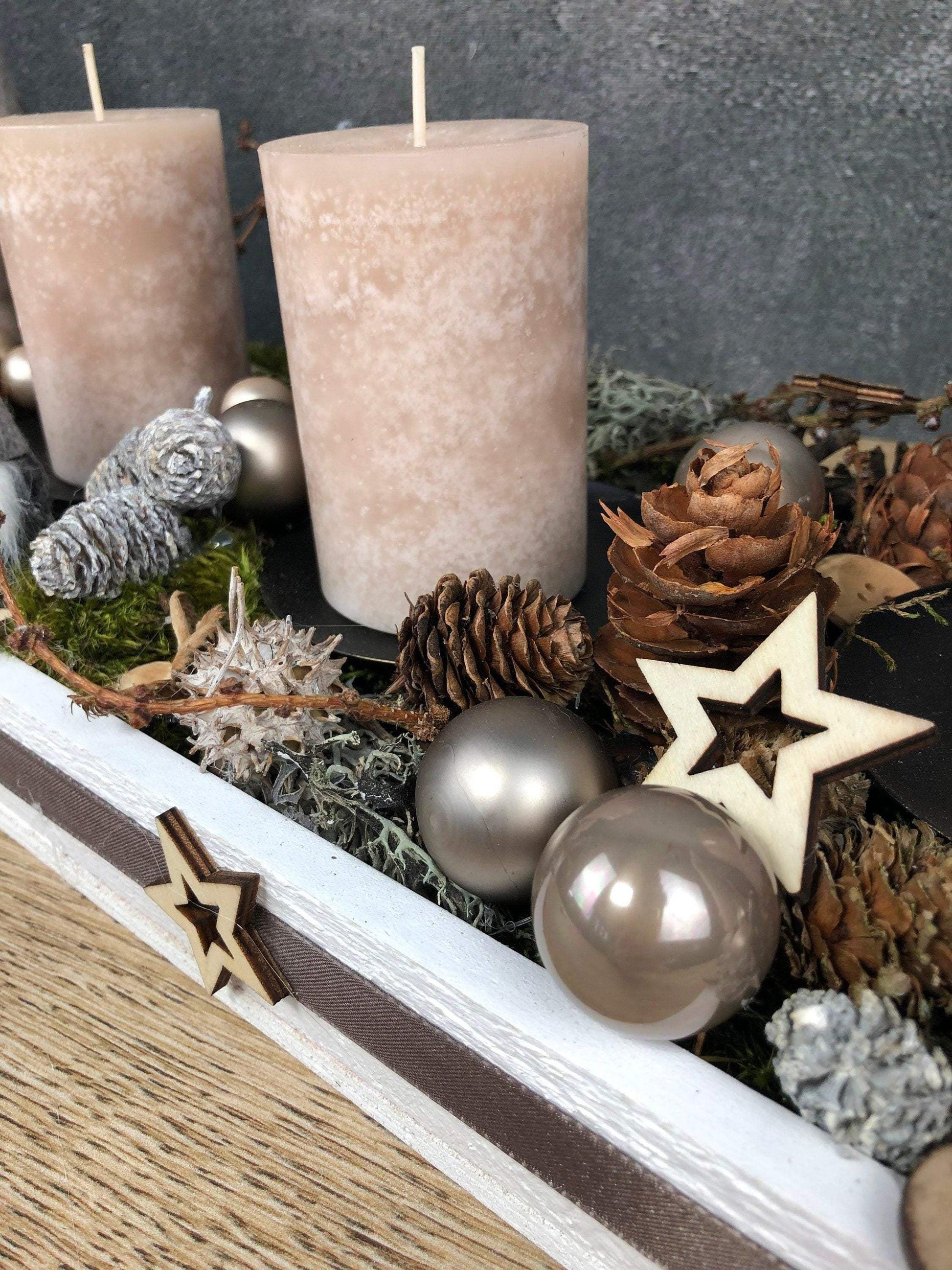 Adventskranz Adventskalender Wichtel Modern länglich Tablett in zwei verschiedenen Größen L und XL – handgemacht aus Seiden- und Kunstblumen, langlebig & pflegeleicht von SarahsFlowerStudio