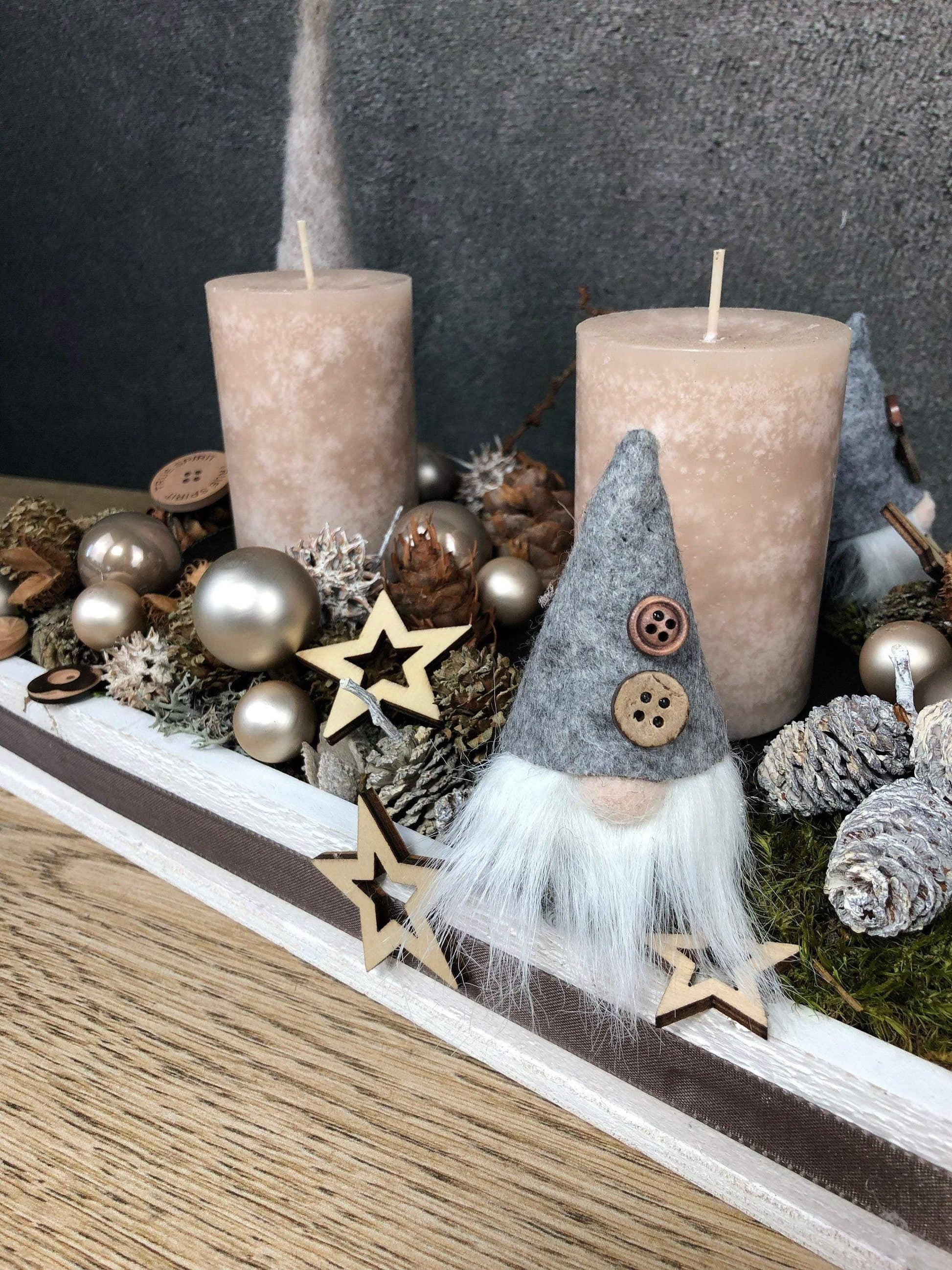 Adventskranz Adventskalender Wichtel Modern länglich Tablett in zwei verschiedenen Größen L und XL – handgemacht aus Seiden- und Kunstblumen, langlebig & pflegeleicht von SarahsFlowerStudio