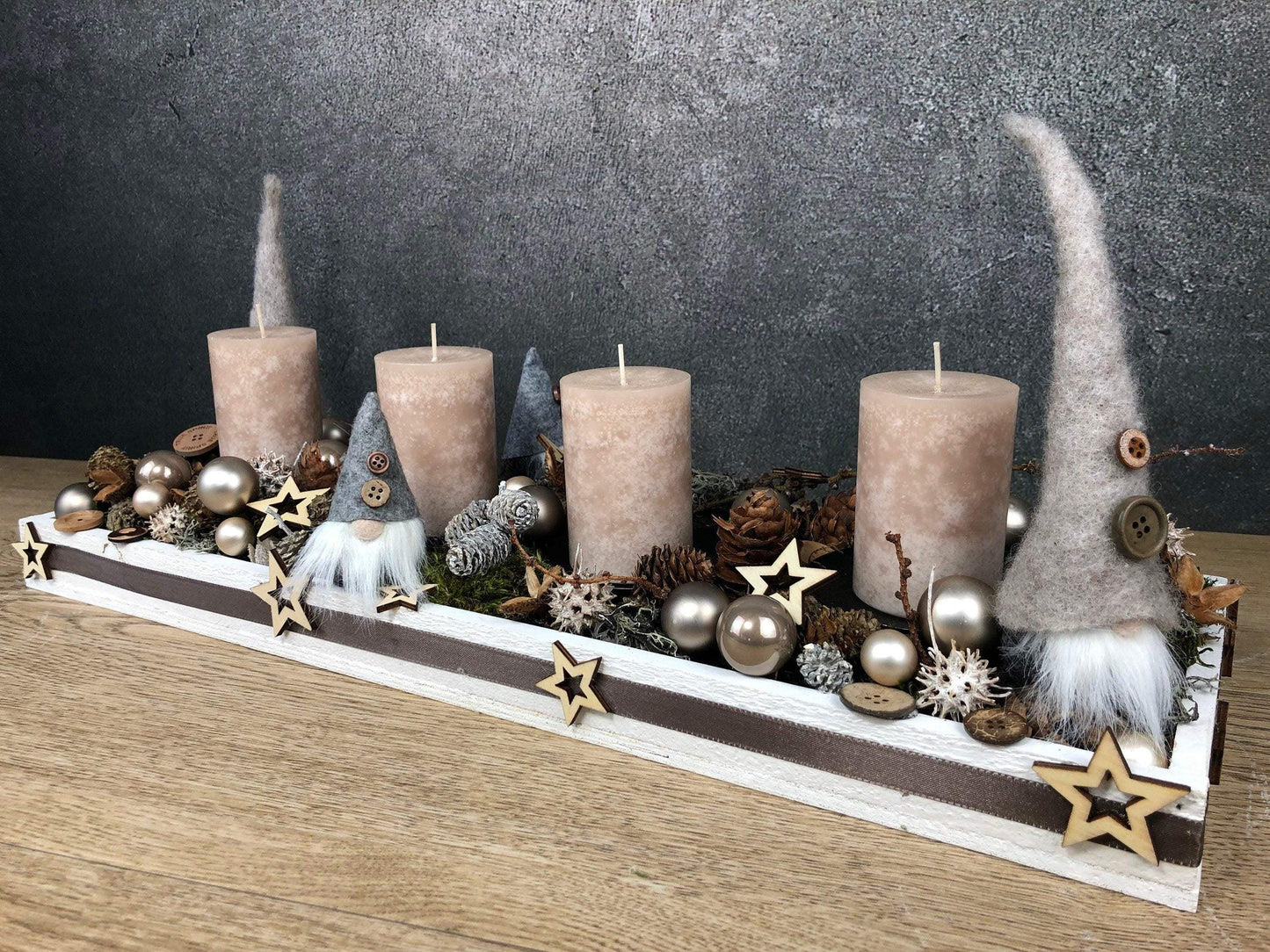Adventskranz Adventskalender Wichtel Modern länglich Tablett in zwei verschiedenen Größen L und XL – handgemacht aus Seiden- und Kunstblumen, langlebig & pflegeleicht von SarahsFlowerStudio