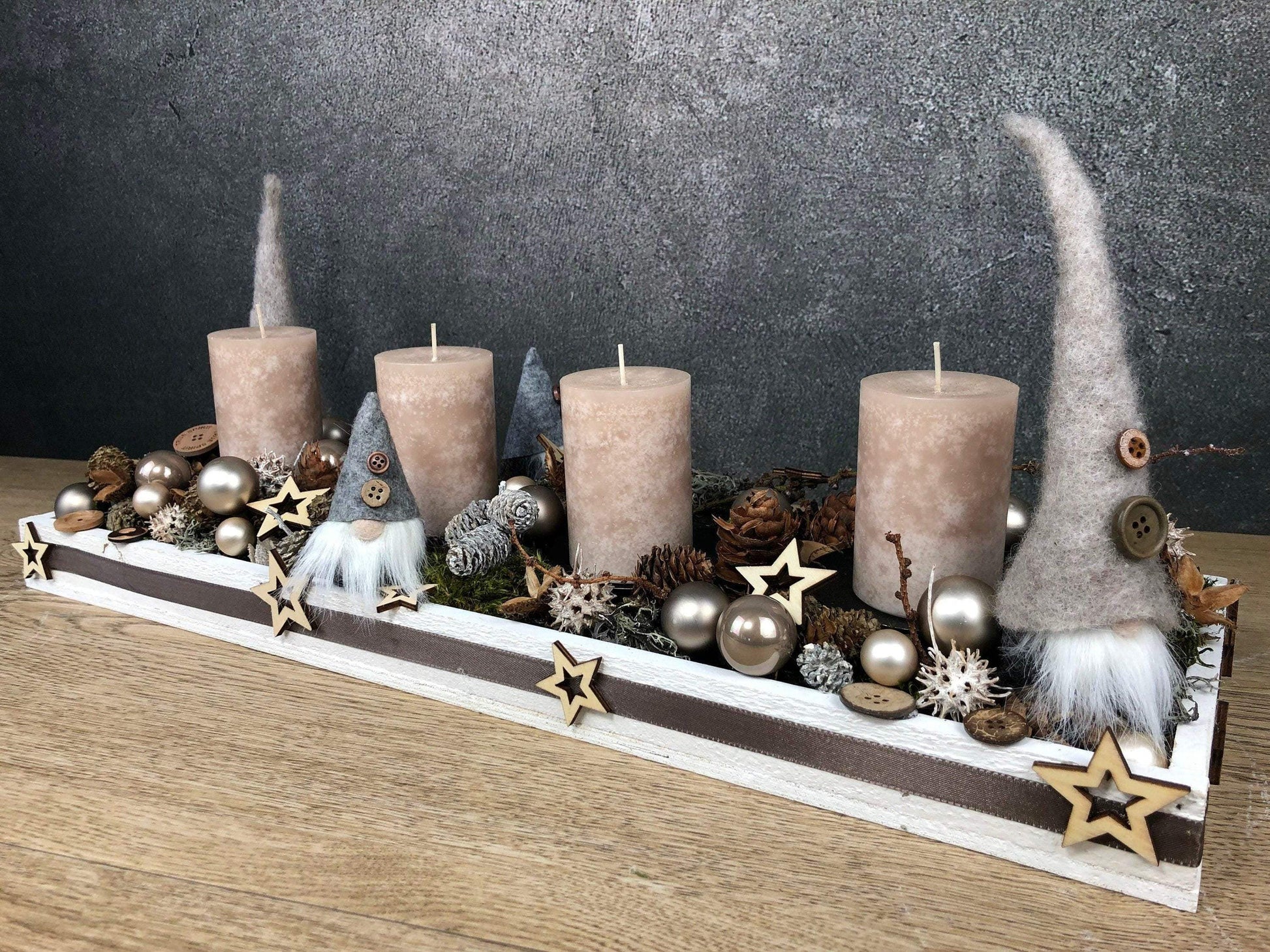 Adventskranz Adventskalender Wichtel Modern länglich Tablett in zwei verschiedenen Größen L und XL – handgemacht aus Seiden- und Kunstblumen, langlebig & pflegeleicht von SarahsFlowerStudio
