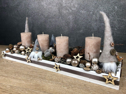 Adventskranz Adventskalender Wichtel Modern länglich Tablett in zwei verschiedenen Größen L und XL – handgemacht aus Seiden- und Kunstblumen, langlebig & pflegeleicht von SarahsFlowerStudio