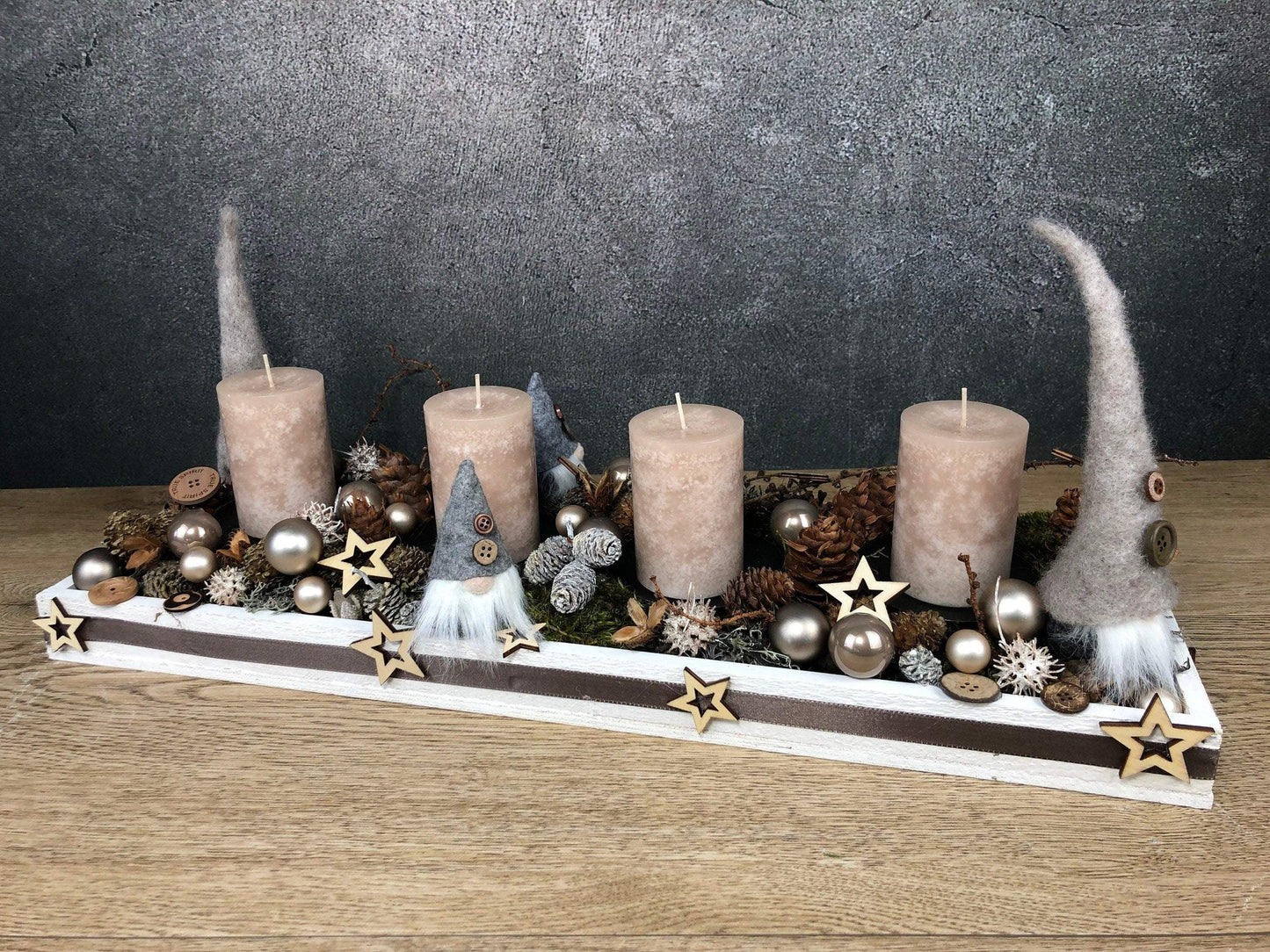 Adventskranz Adventskalender Wichtel Modern länglich Tablett in zwei verschiedenen Größen L und XL – handgemacht aus Seiden- und Kunstblumen, langlebig & pflegeleicht von SarahsFlowerStudio