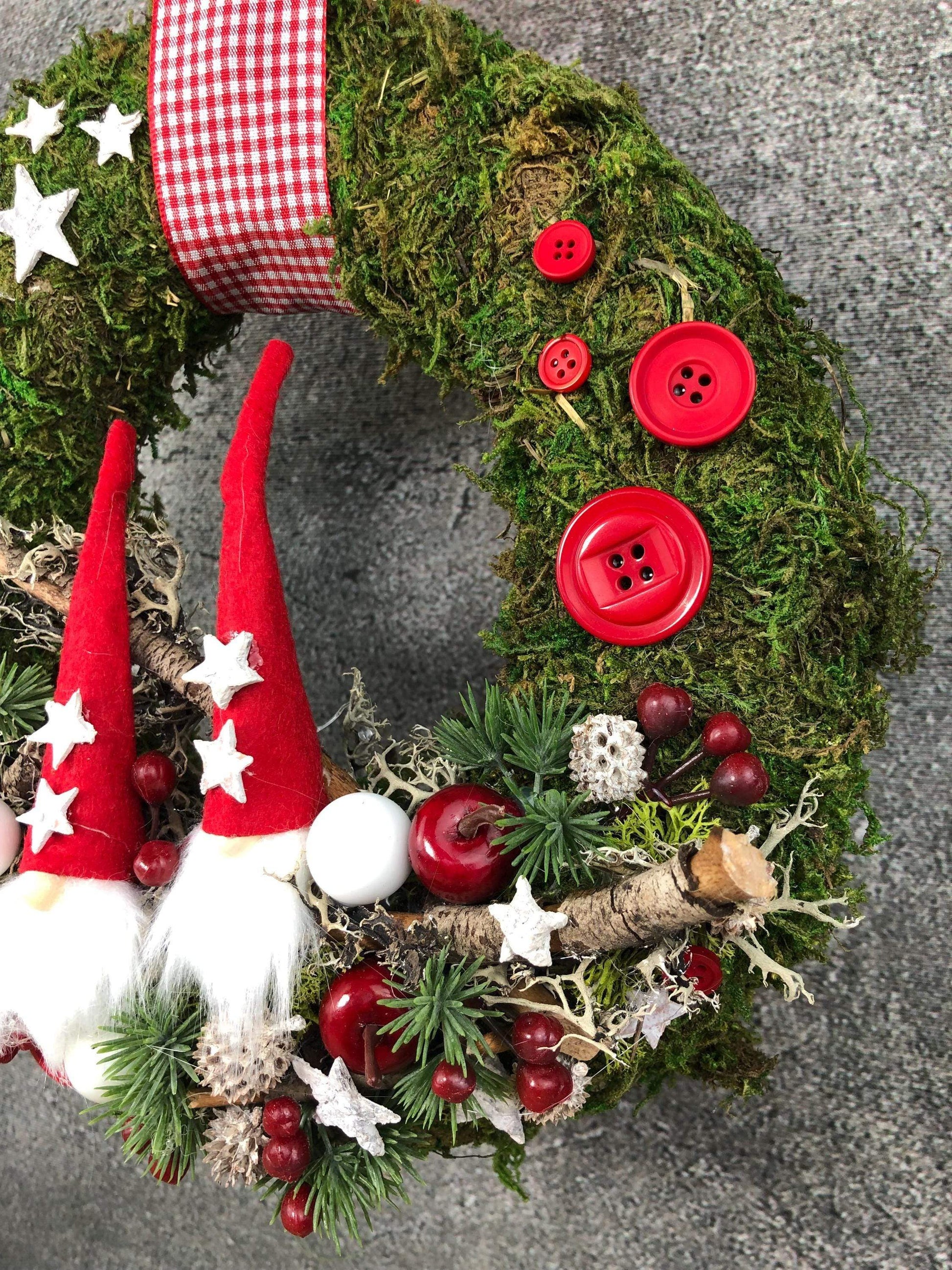 Weihnachtskranz Wichtel – Türkranz Weihnachten Tanne handgefertigt – Türkranz Weihnachten – SarahsFlowerStudio