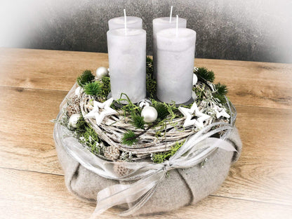 Adventskranz Adventskalender Filz Kugeln Sterne Moos Zedern mehrjährig rund – handgemacht aus Seiden- und Kunstblumen, langlebig & pflegeleicht von SarahsFlowerStudio