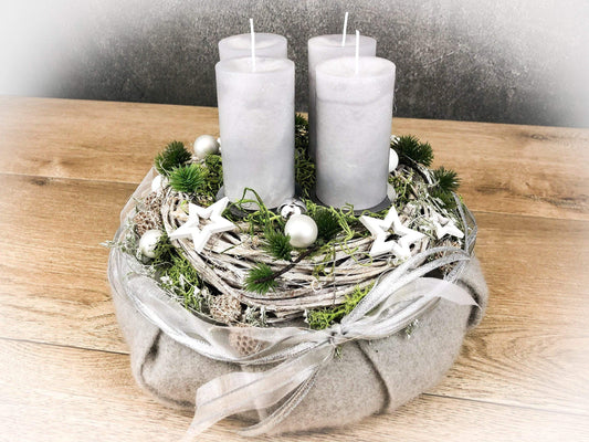 Adventskranz Adventskalender Filz Kugeln Sterne Moos Zedern mehrjährig rund – handgemacht aus Seiden- und Kunstblumen, langlebig & pflegeleicht von SarahsFlowerStudio