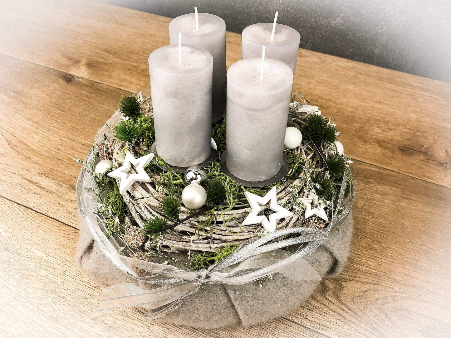 Adventskranz Adventskalender Filz Kugeln Sterne Moos Zedern mehrjährig rund – handgemacht aus Seiden- und Kunstblumen, langlebig & pflegeleicht von SarahsFlowerStudio