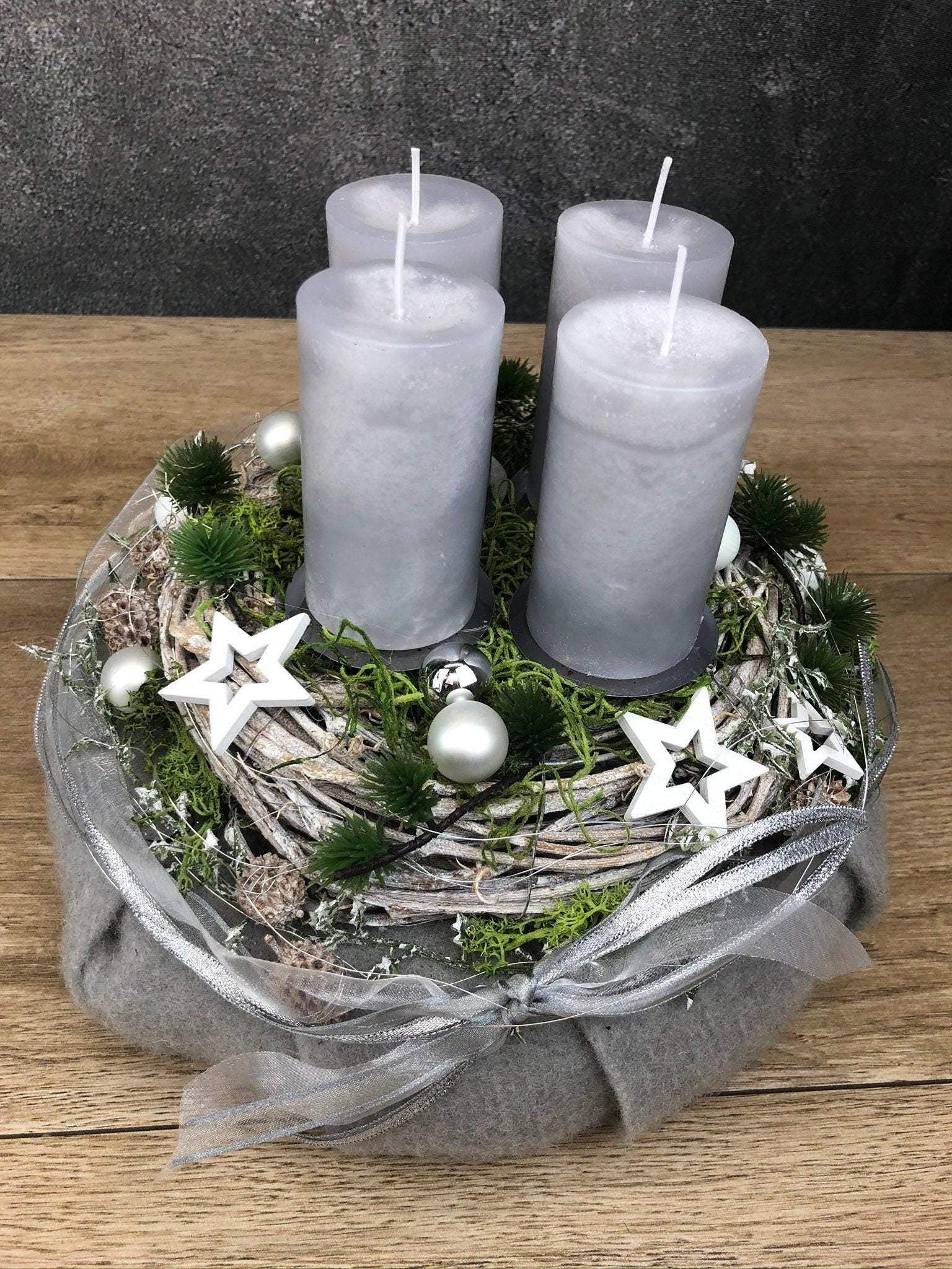 Adventskranz Adventskalender Filz Kugeln Sterne Moos Zedern mehrjährig rund – handgemacht aus Seiden- und Kunstblumen, langlebig & pflegeleicht von SarahsFlowerStudio