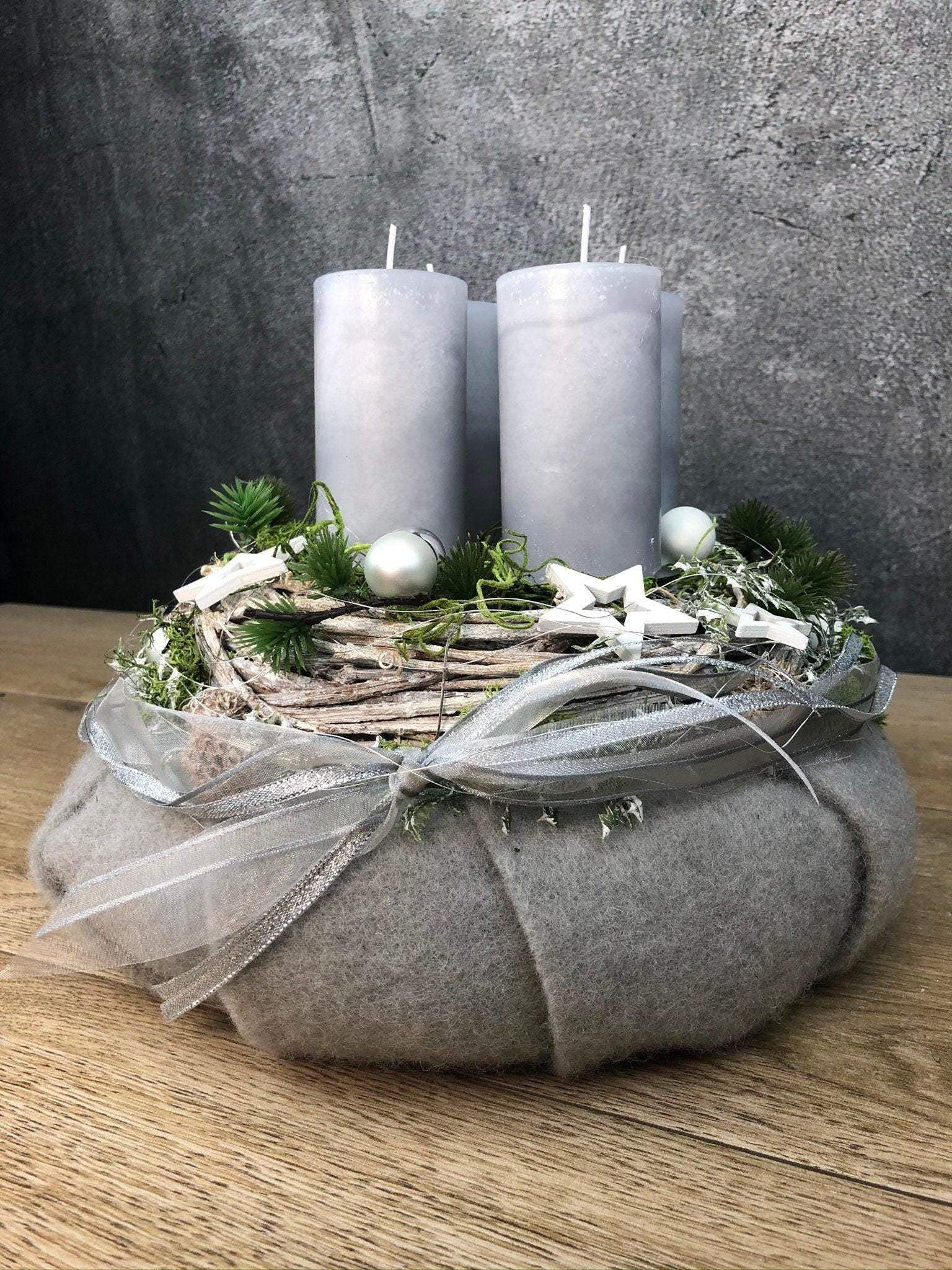 Adventskranz Adventskalender Filz Kugeln Sterne Moos Zedern mehrjährig rund – handgemacht aus Seiden- und Kunstblumen, langlebig & pflegeleicht von SarahsFlowerStudio
