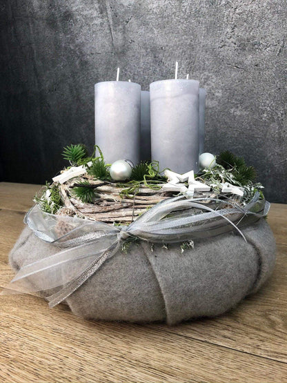 Adventskranz Adventskalender Filz Kugeln Sterne Moos Zedern mehrjährig rund – handgemacht aus Seiden- und Kunstblumen, langlebig & pflegeleicht von SarahsFlowerStudio