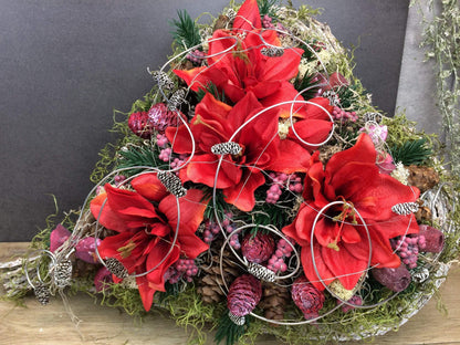 Grabgesteck Grabschmuck Amaryllis Herz 45cm Grabdekoration Grabschmuck Exoten Tannen Zapfen Amaryllis – handgemacht aus Seiden- und Kunstblumen, langlebig & pflegeleicht von SarahsFlowerStudio