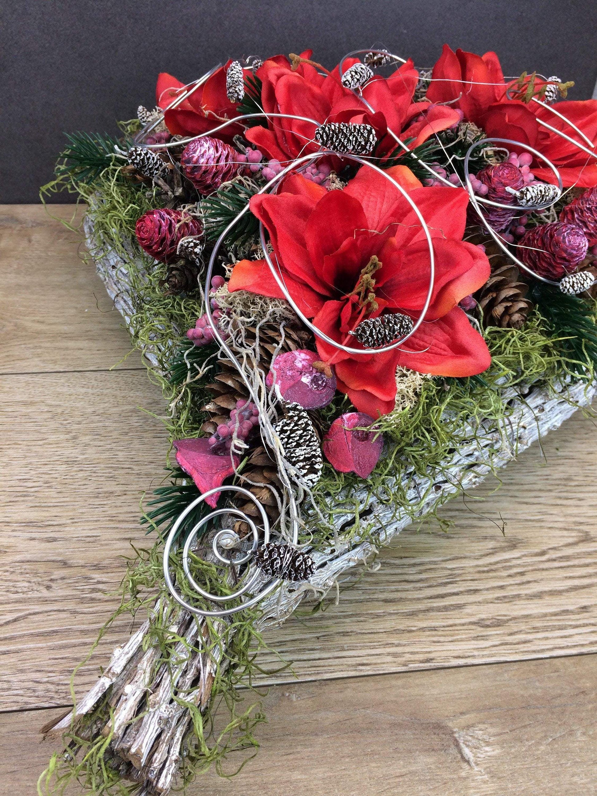 Grabgesteck Grabschmuck Amaryllis Herz 45cm Grabdekoration Grabschmuck Exoten Tannen Zapfen Amaryllis – handgemacht aus Seiden- und Kunstblumen, langlebig & pflegeleicht von SarahsFlowerStudio
