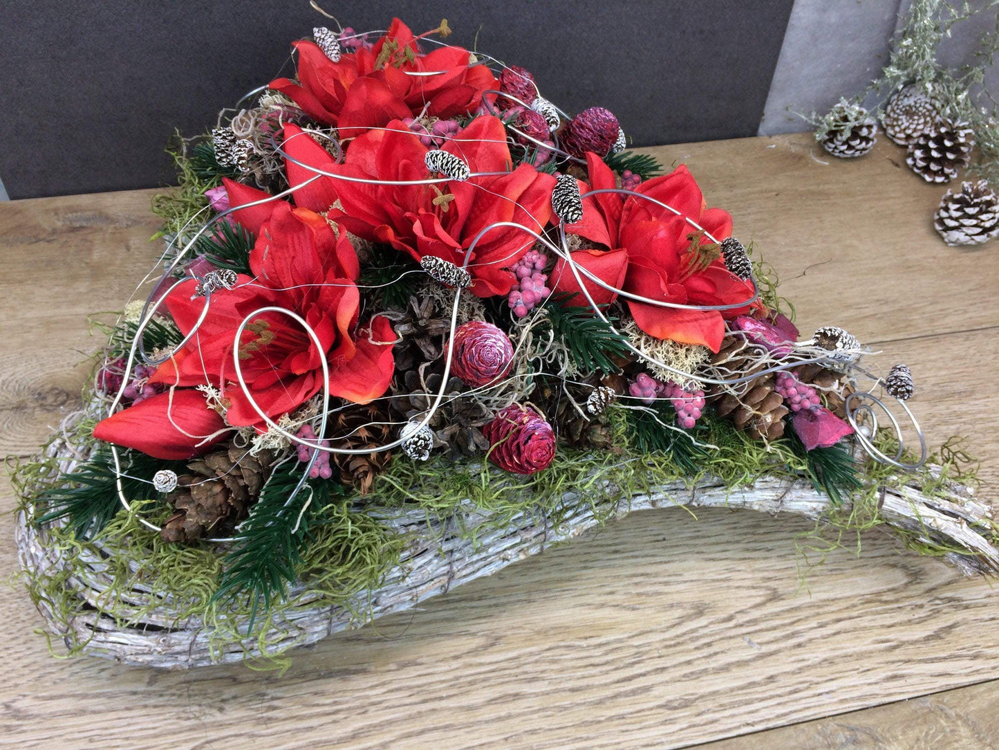 Grabgesteck Grabschmuck Amaryllis Herz 45cm Grabdekoration Grabschmuck Exoten Tannen Zapfen Amaryllis – handgemacht aus Seiden- und Kunstblumen, langlebig & pflegeleicht von SarahsFlowerStudio