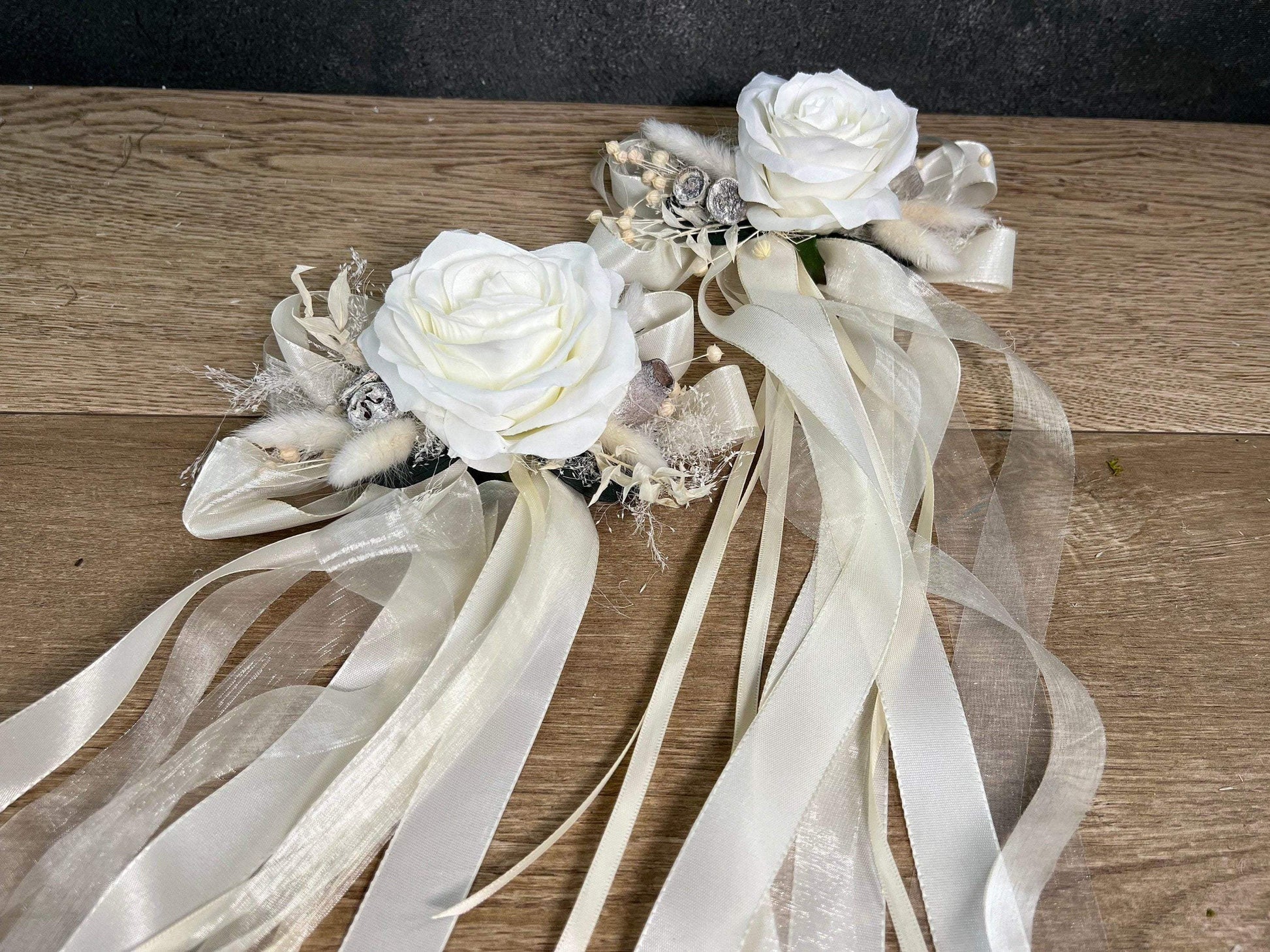 2 Autoschleifen für Seitenspiegel Trockenblumen Seidenblumen Kirchenbank in Wunschfarbe große Schleife Dekoration Rose – handgemacht aus Seiden- und Kunstblumen, langlebig & pflegeleicht von SarahsFlowerStudio