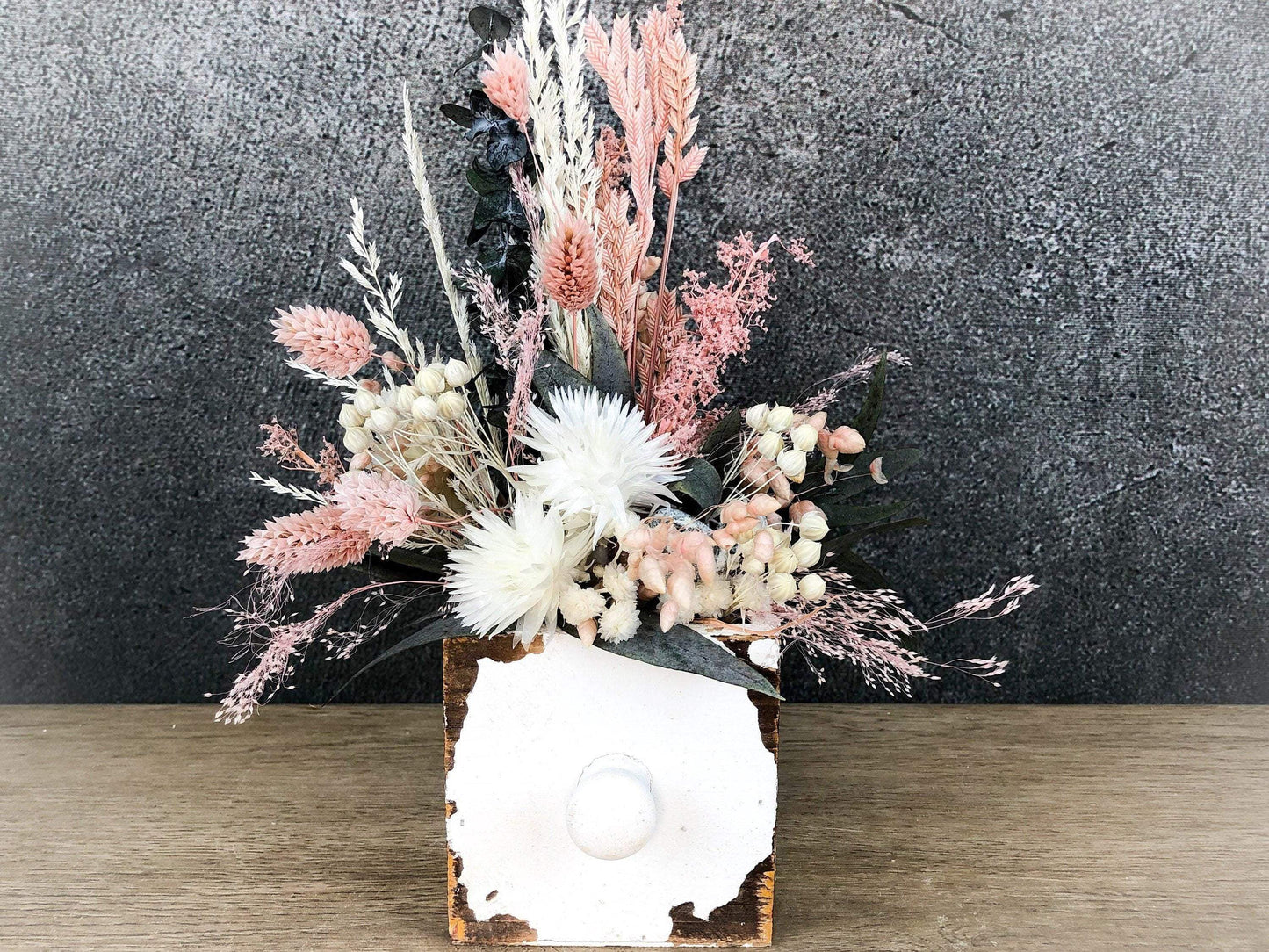 Tischdeko Blumen Tischgesteck Kerze Schublade Gräser Trockenblumen Trockenmaterial Natur natürlich dried bouquet dried Flowers – handgemacht aus Seiden- und Kunstblumen, langlebig & pflegeleicht von SarahsFlowerStudio