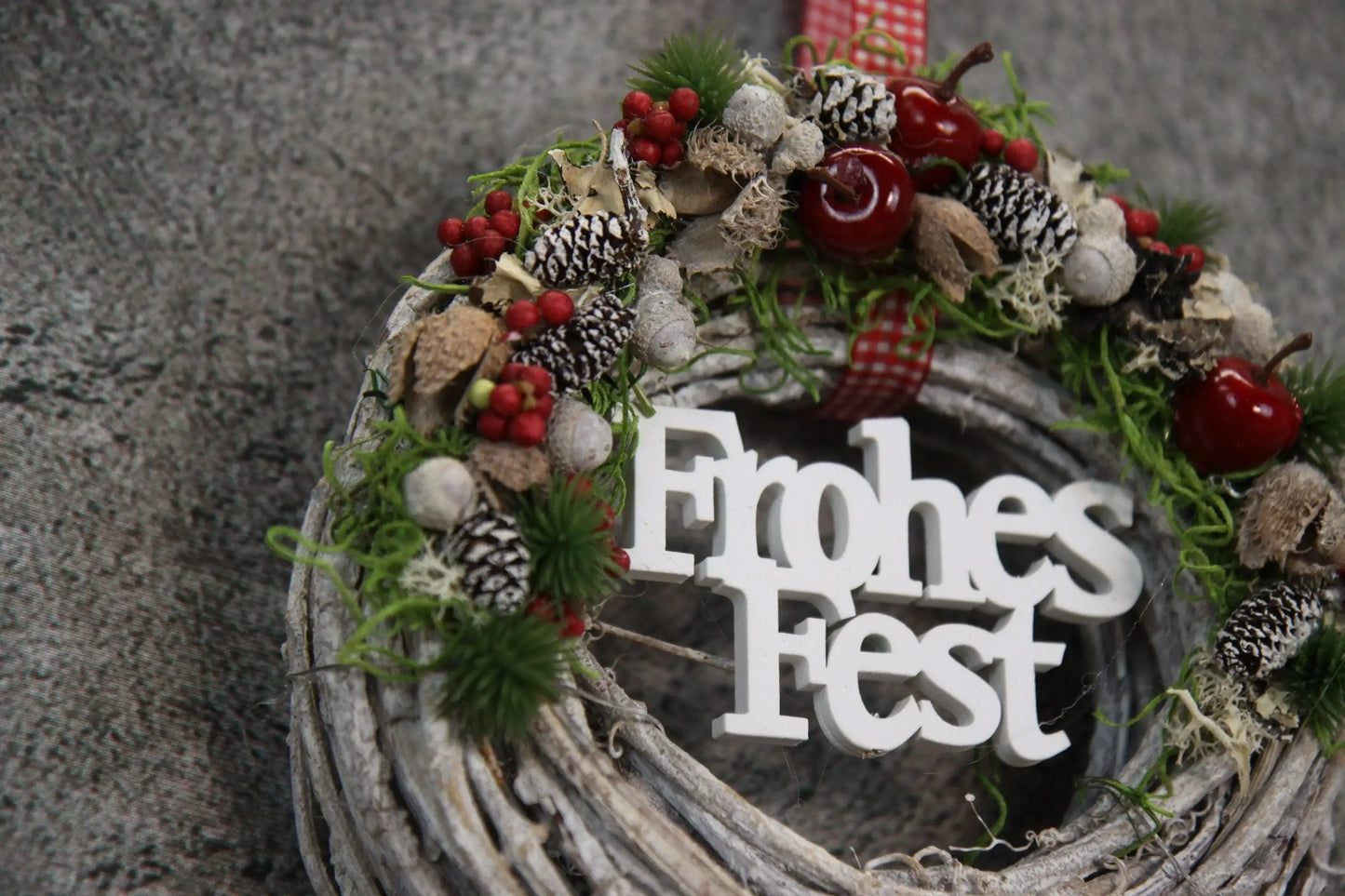 Türkranz Frohes Fest Türschmuck Weihnachten Weidenkranz Zapfen Kugeln Stern Apfel Knöpfe Tanne Band Modern – handgemacht aus Seiden- und Kunstblumen, langlebig & pflegeleicht von SarahsFlowerStudio