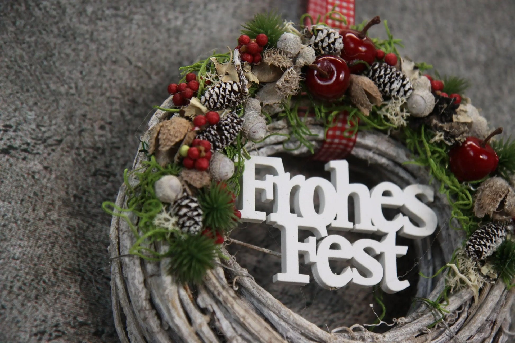 Türkranz Frohes Fest Türschmuck Weihnachten Weidenkranz Zapfen Kugeln Stern Apfel Knöpfe Tanne Band Modern – handgemacht aus Seiden- und Kunstblumen, langlebig & pflegeleicht von SarahsFlowerStudio