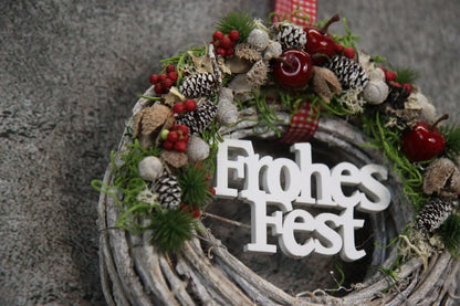 Türkranz Frohes Fest Türschmuck Weihnachten Weidenkranz Zapfen Kugeln Stern Apfel Knöpfe Tanne Band Modern – handgemacht aus Seiden- und Kunstblumen, langlebig & pflegeleicht von SarahsFlowerStudio